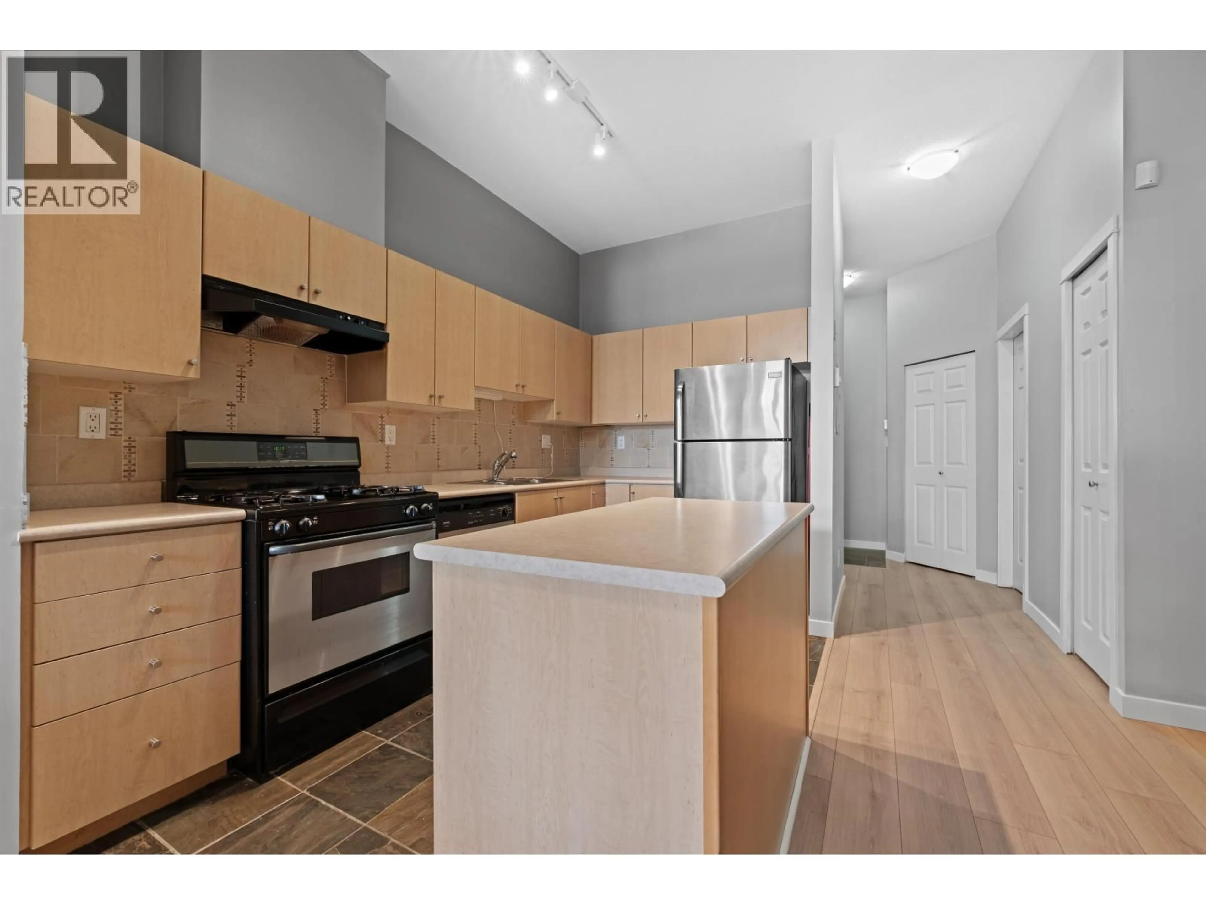 Standard kitchen, wood/laminate floor for 102 - 2102 38TH AVENUE, Vancouver British Columbia V6M1R9