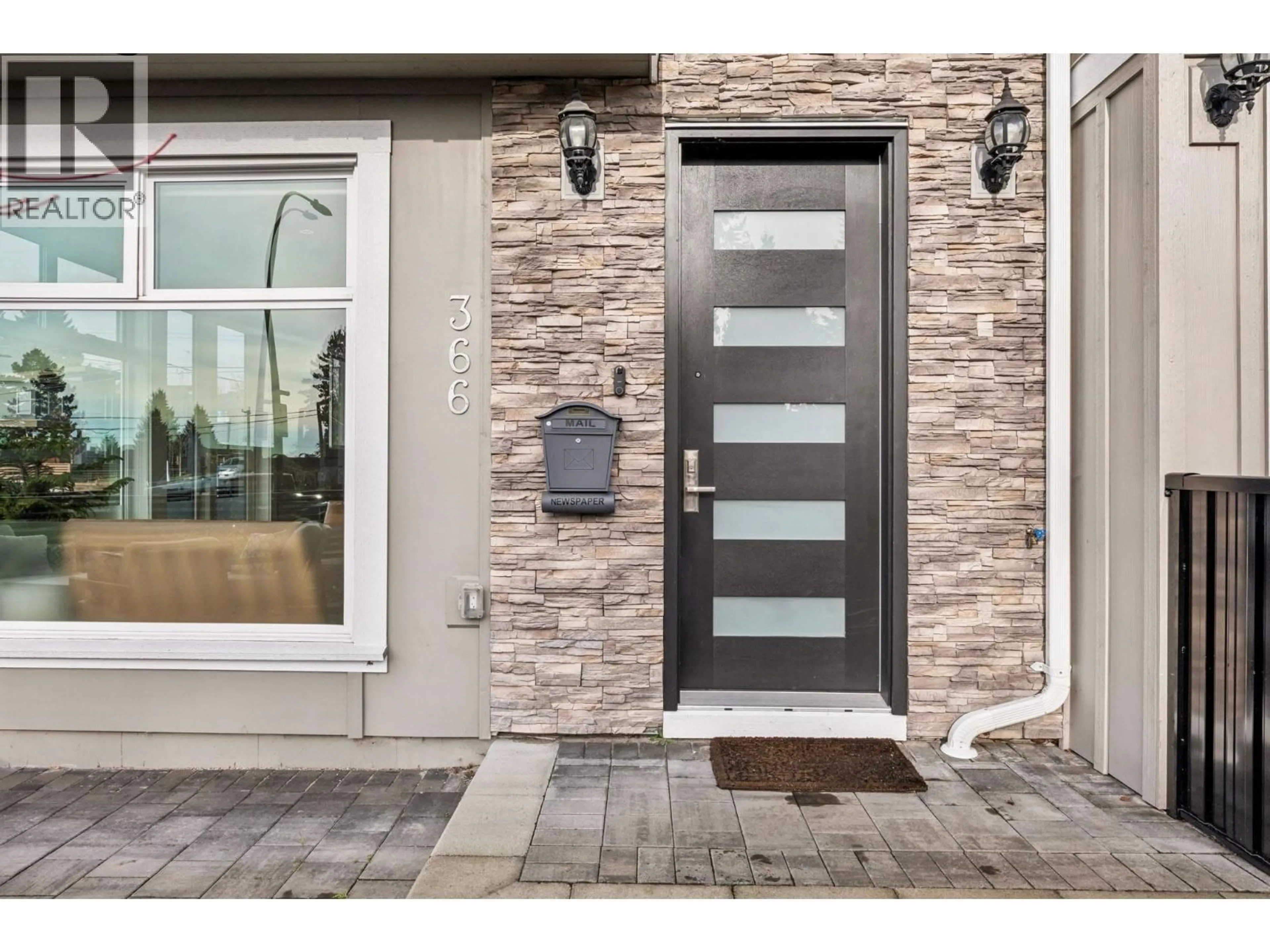 Indoor entryway for 366 KEITH ROAD, North Vancouver British Columbia V7M1M1