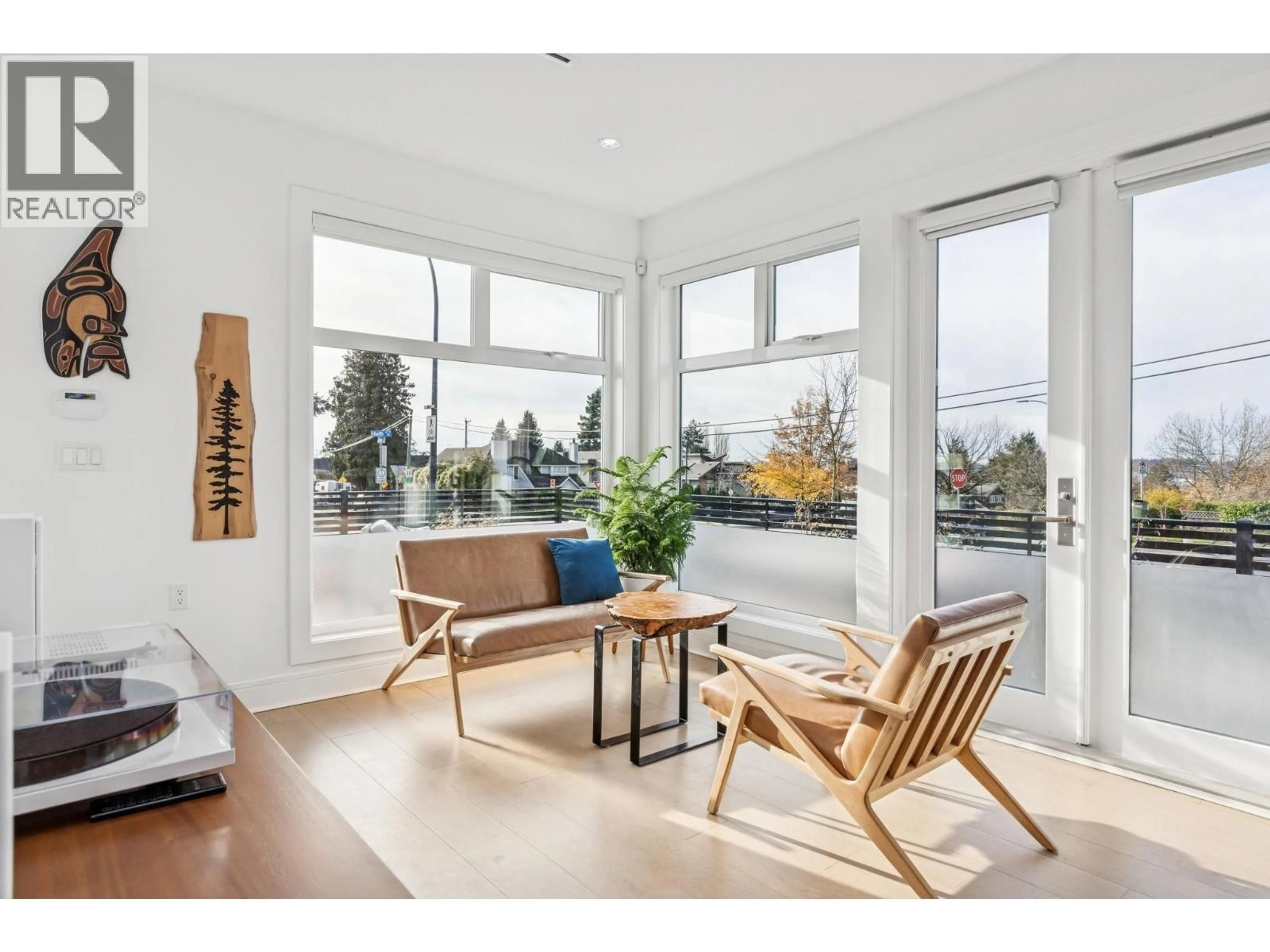 Living room with furniture, wood/laminate floor for 366 KEITH ROAD, North Vancouver British Columbia V7M1M1