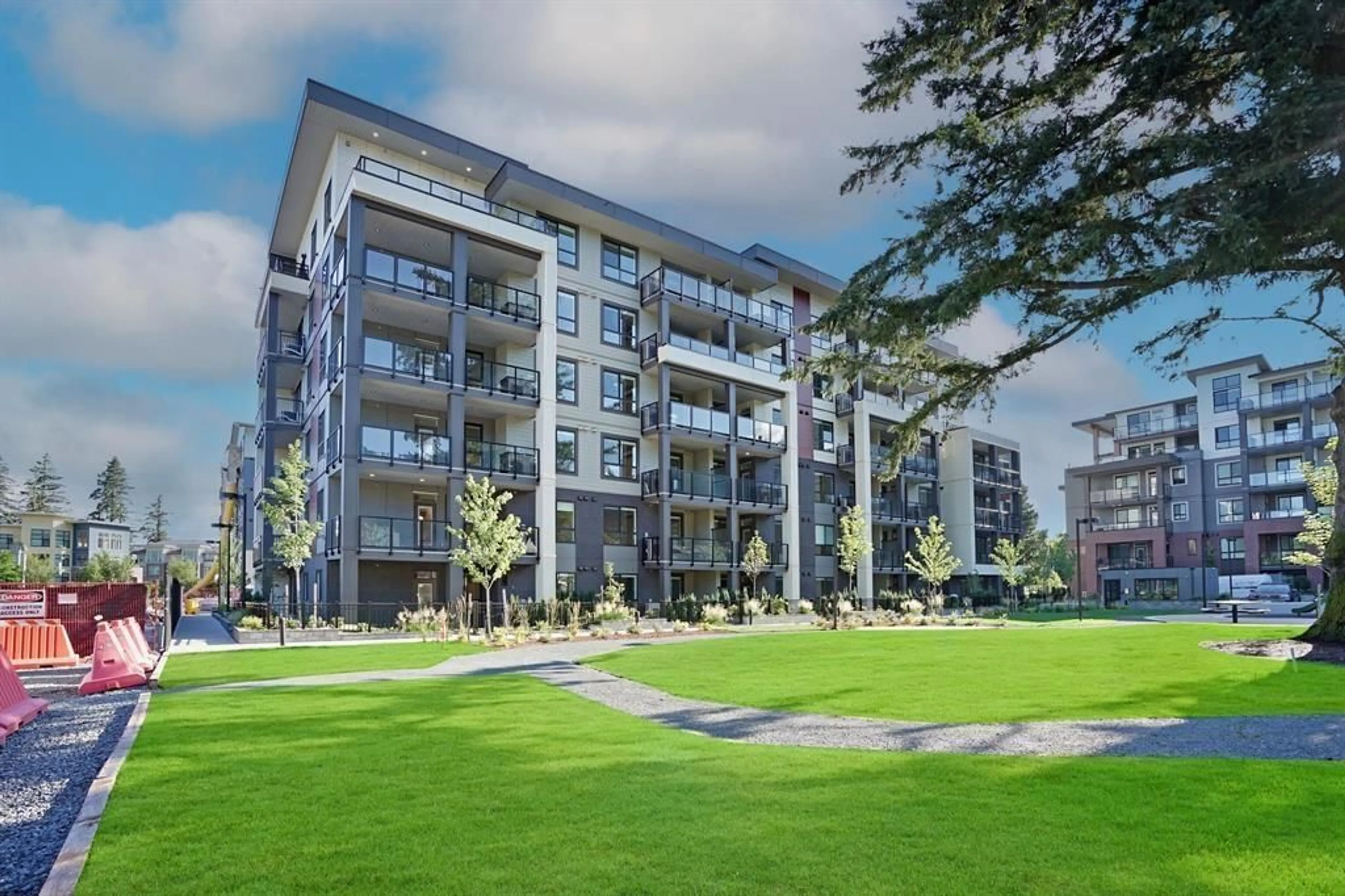 A pic from outside/outdoor area/front of a property/back of a property/a pic from drone, building for 612 - 45505 CAMPUS DRIVE, Chilliwack British Columbia V2R6L2