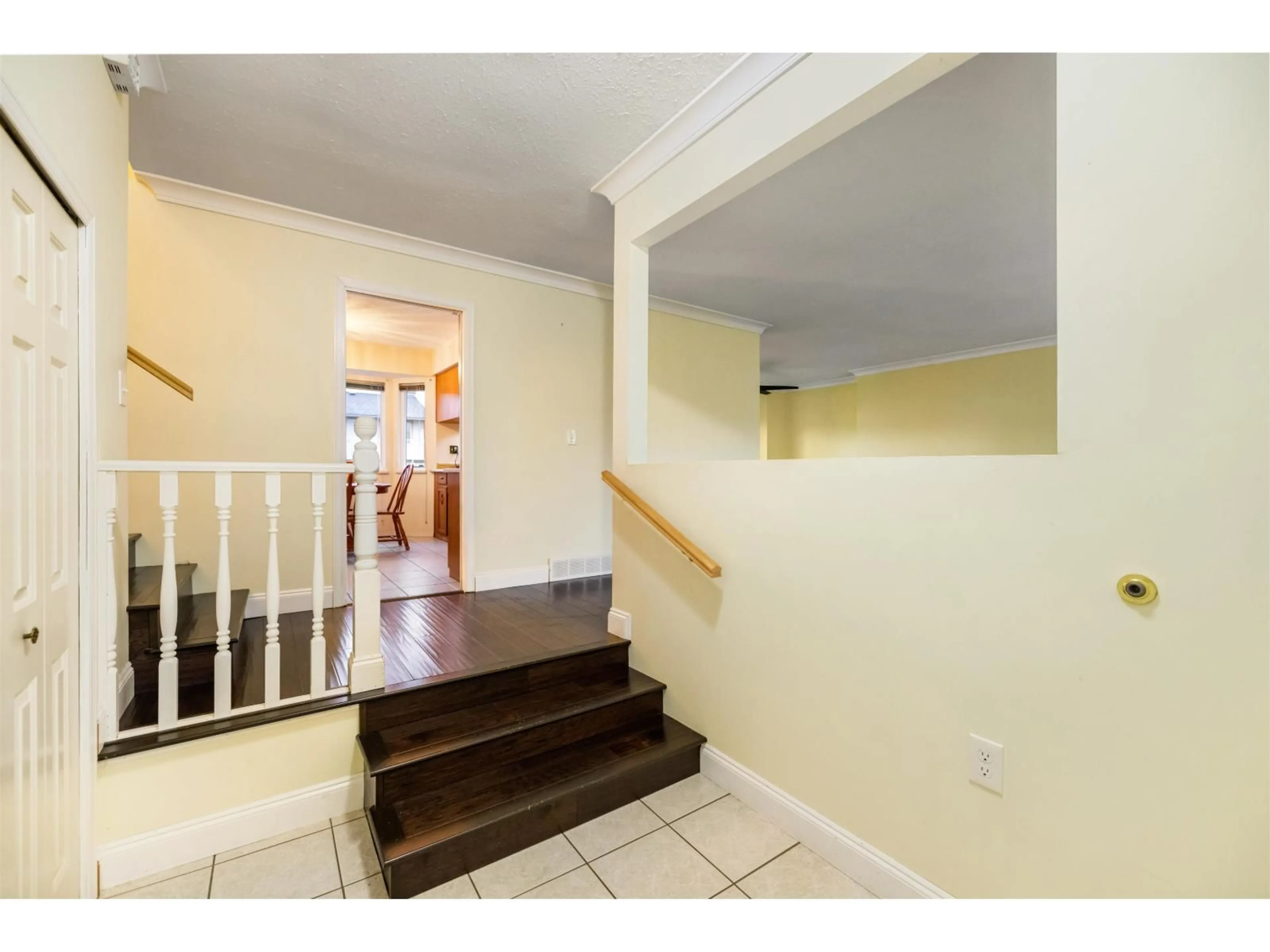 Indoor foyer for 26826 34 AVENUE, Langley British Columbia V4W3G8