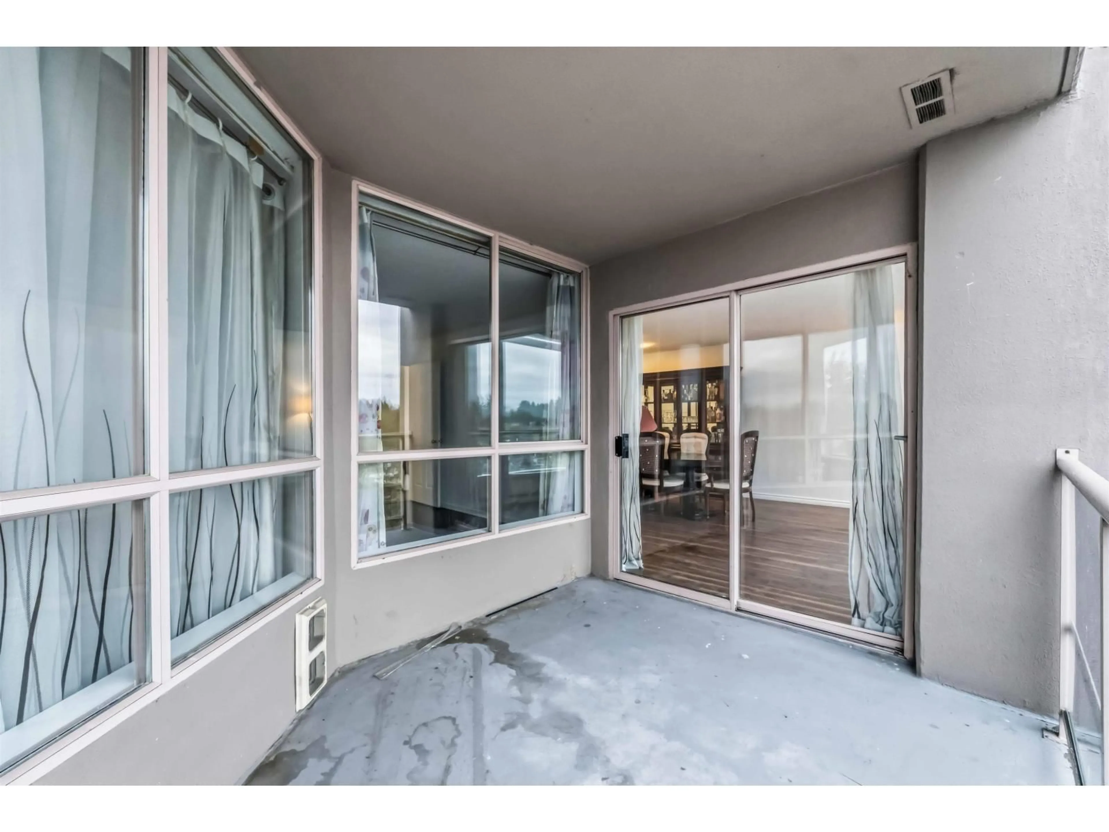 Indoor foyer for 701 - 14881 103A AVENUE, Surrey British Columbia V3R0M5