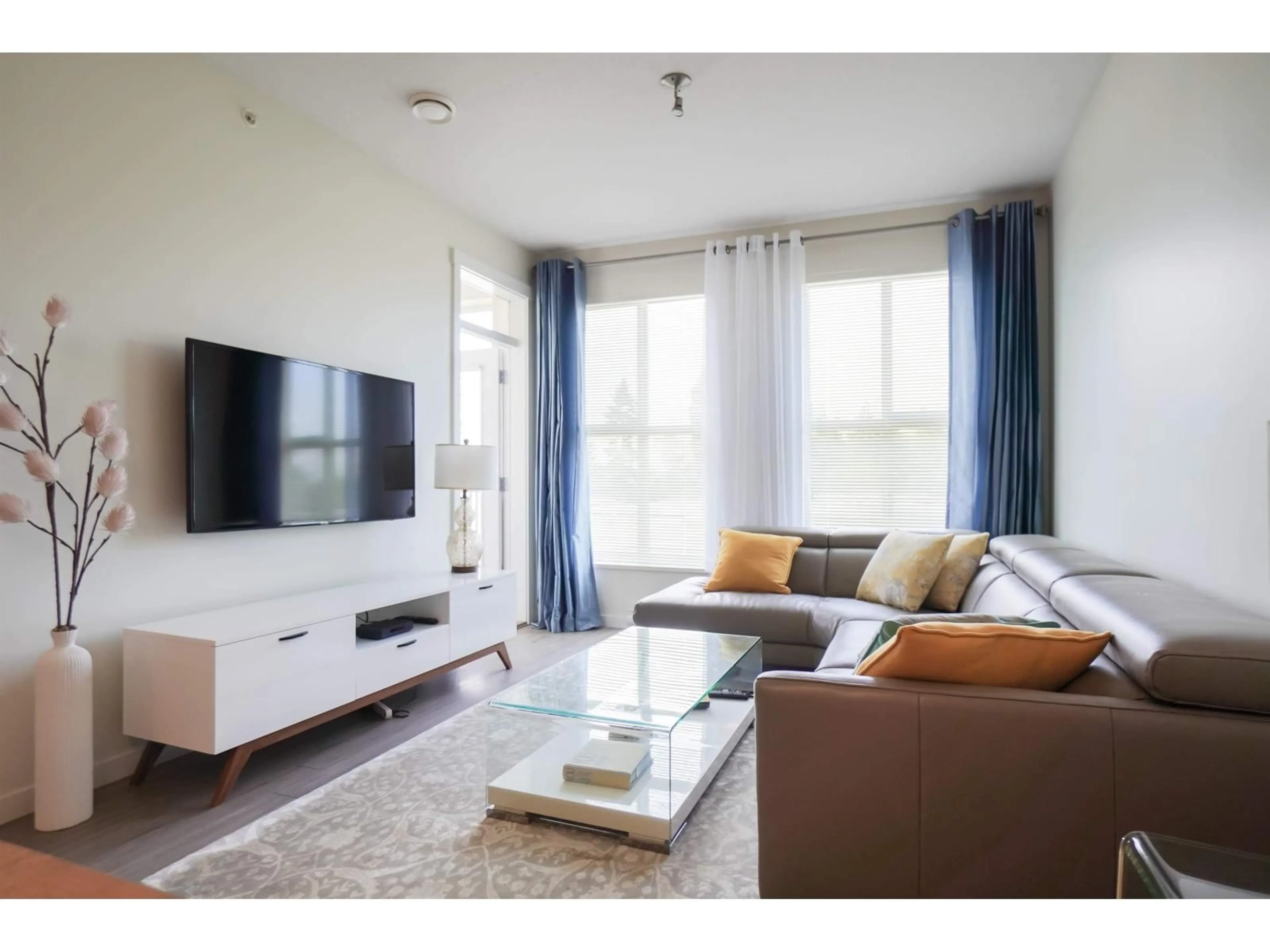 Living room with furniture, wood/laminate floor for 405 - 3323 151 STREET, Surrey British Columbia V3Z0L3