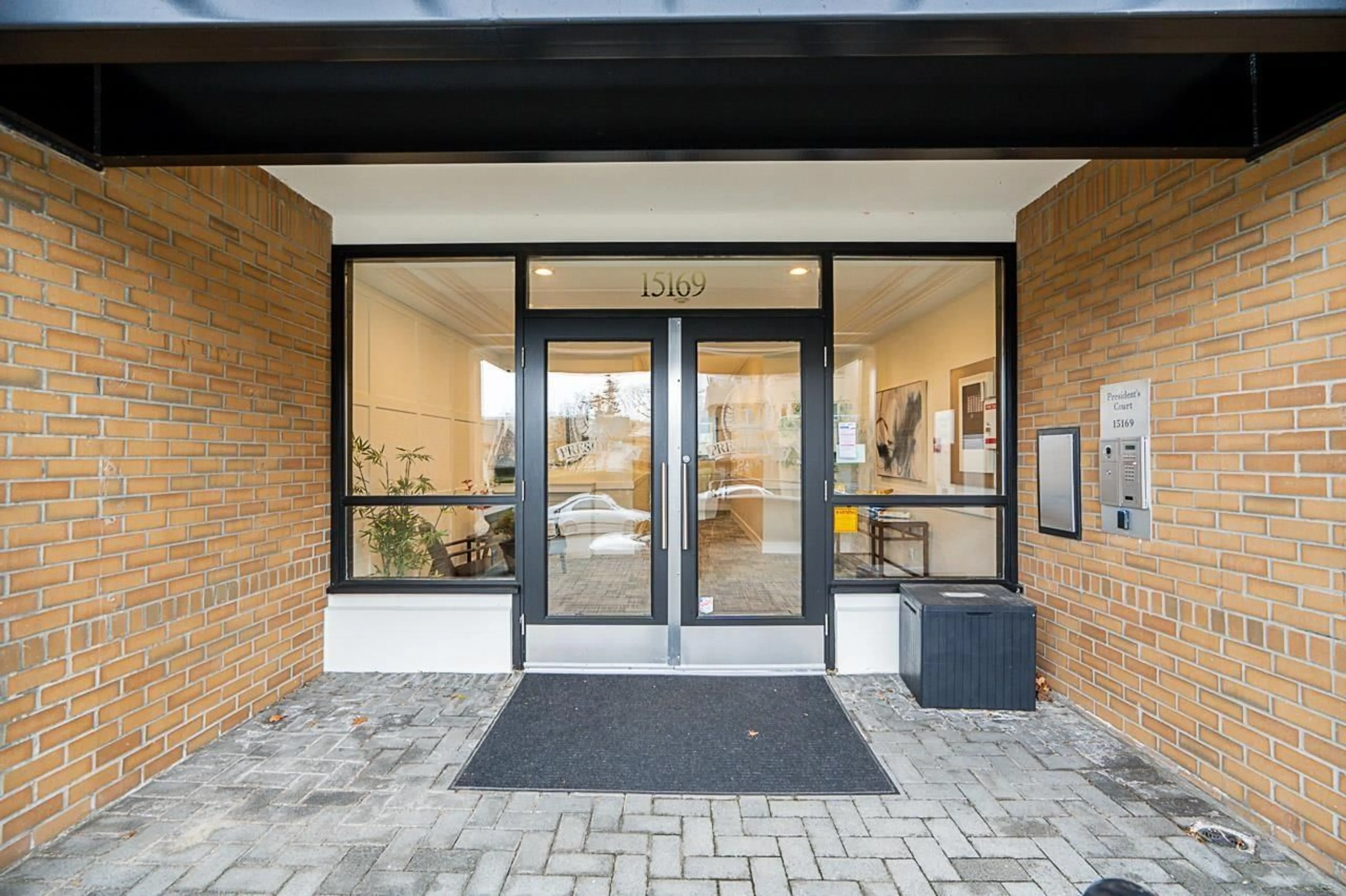 Indoor foyer for 102 - 15169 BUENA VISTA AVENUE, White Rock British Columbia V4B1Y2