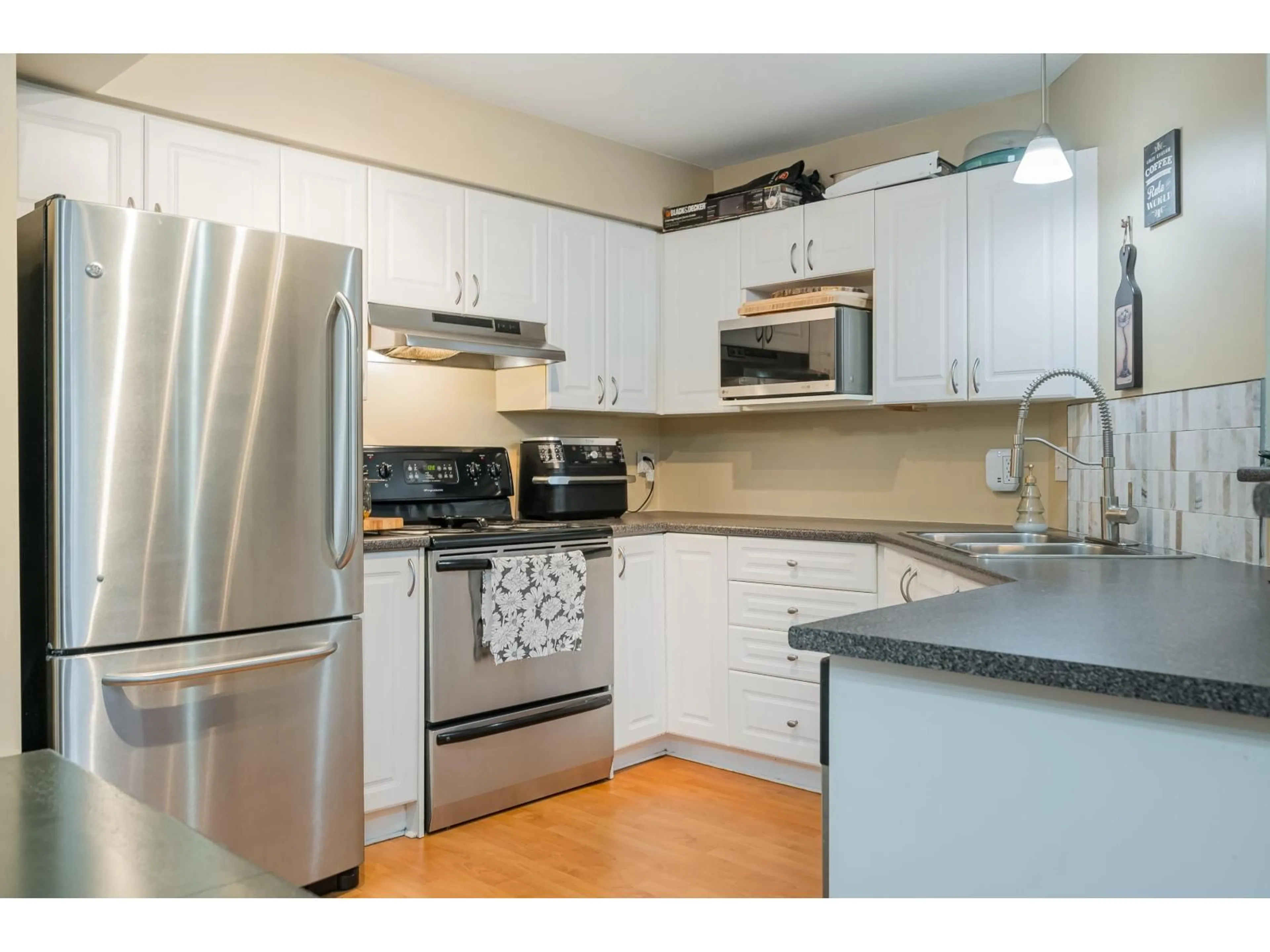 Standard kitchen, unknown for 211 - 33599 2 AVENUE, Mission British Columbia V2V6J3
