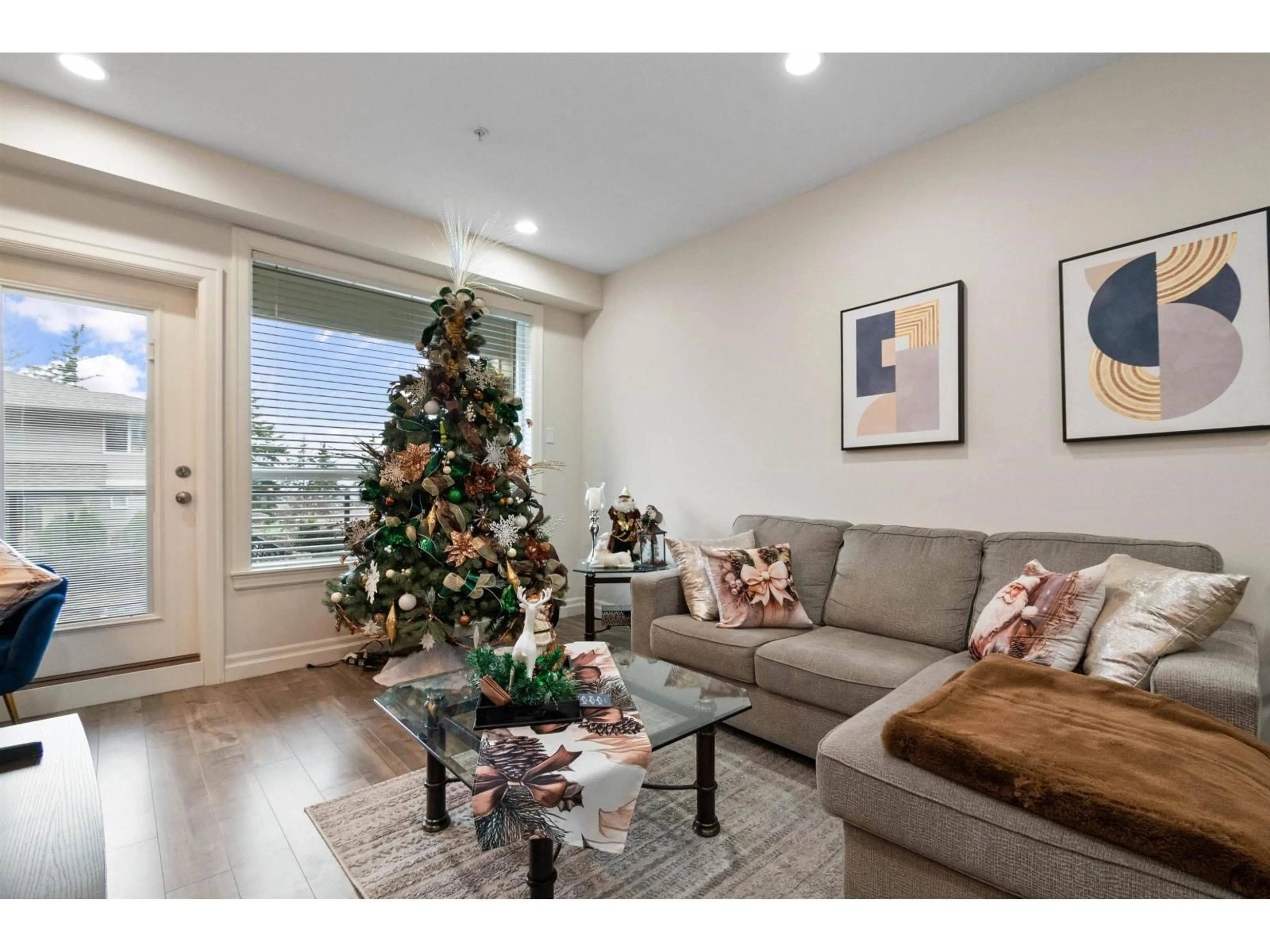 Living room with furniture, wood/laminate floor for 71 - 6026 LINDEMAN STREET, Chilliwack British Columbia V2R0W1