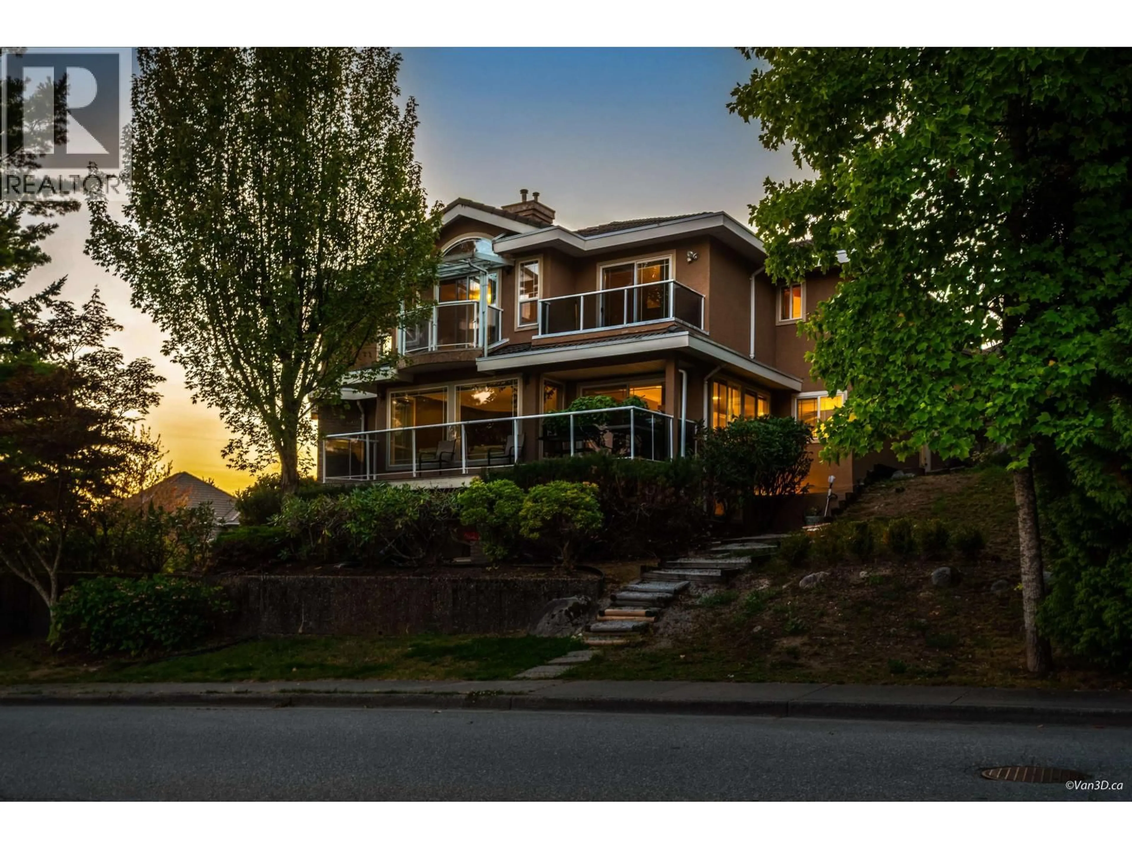 A pic from outside/outdoor area/front of a property/back of a property/a pic from drone, street for 2599 DIAMOND CRESCENT, Coquitlam British Columbia V3E2Z3