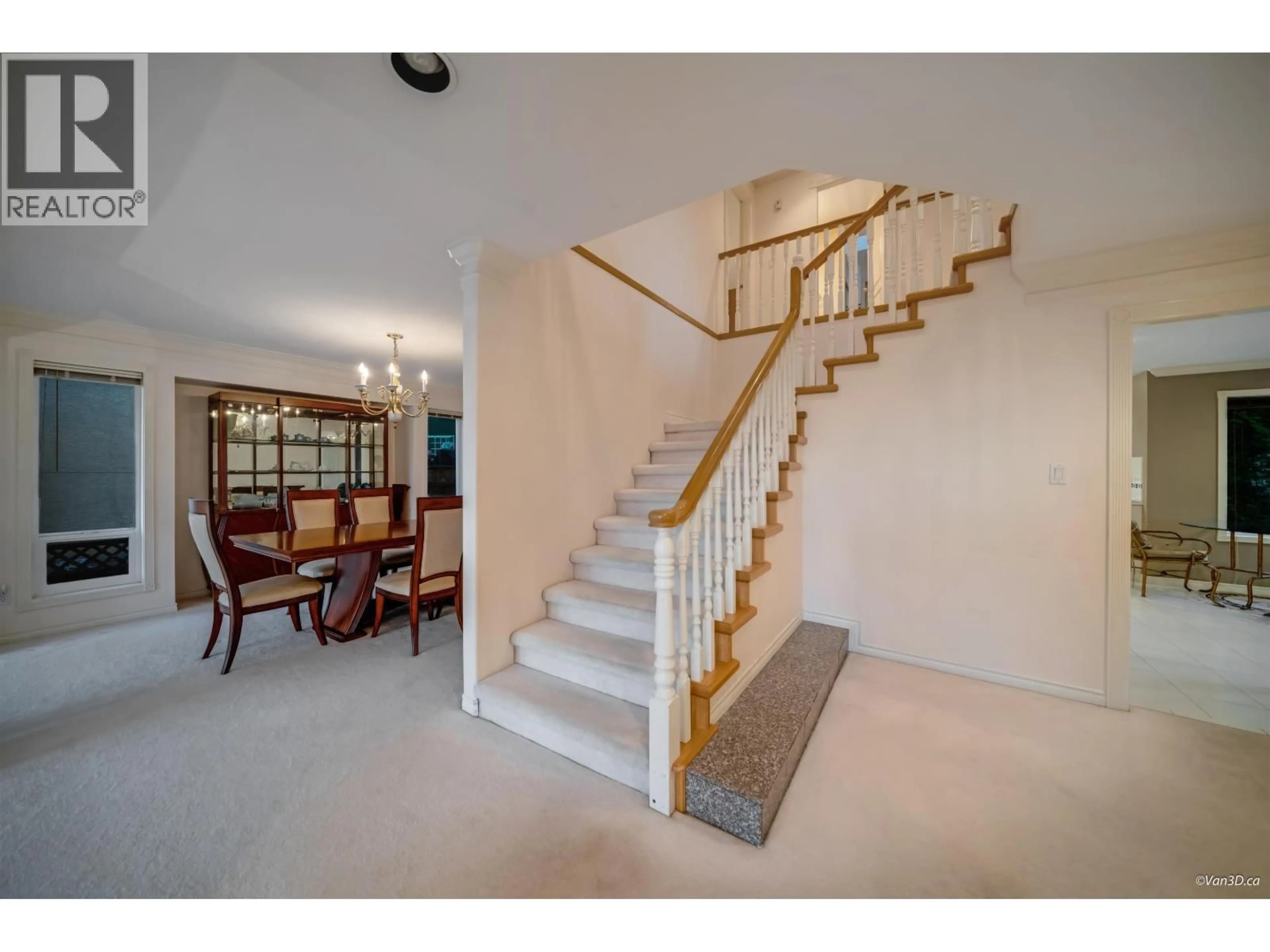 Indoor foyer for 2599 DIAMOND CRESCENT, Coquitlam British Columbia V3E2Z3