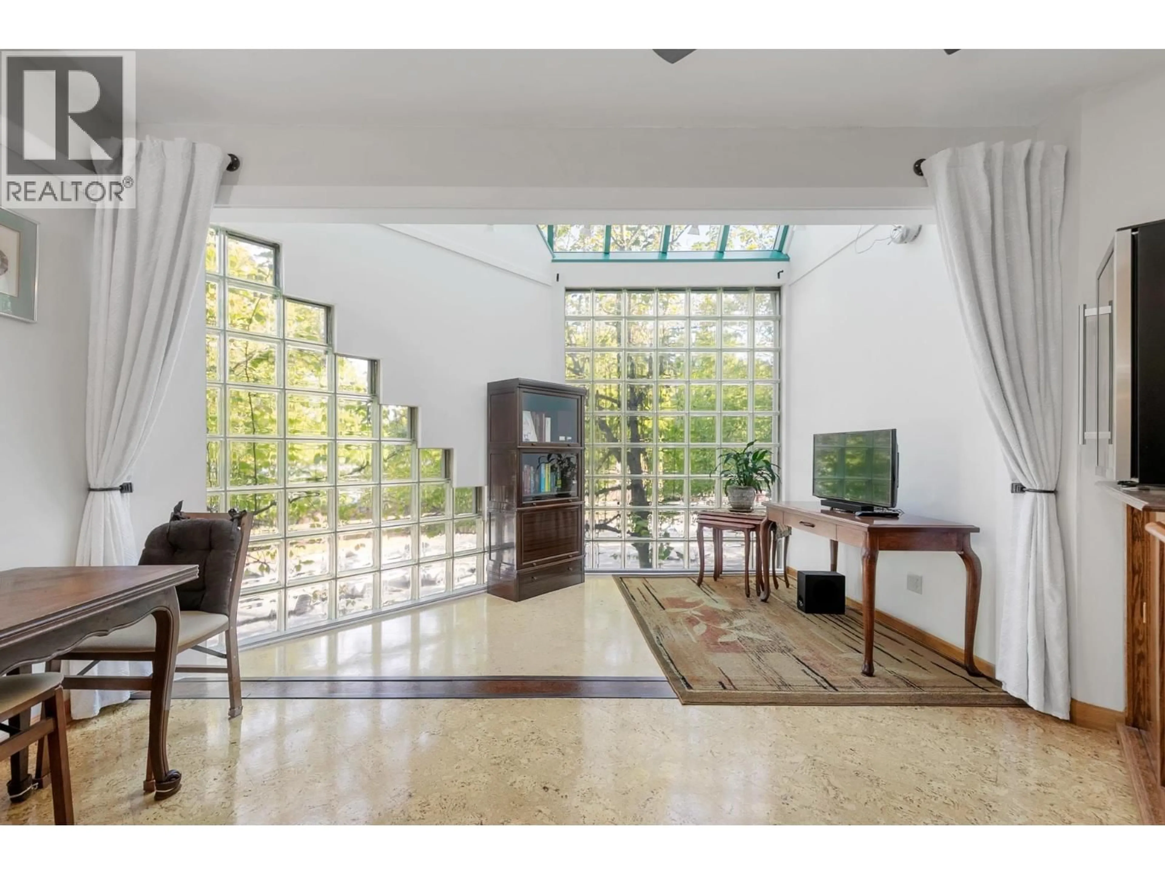 Indoor foyer for 2217 OAK STREET, Vancouver British Columbia V6H3W6