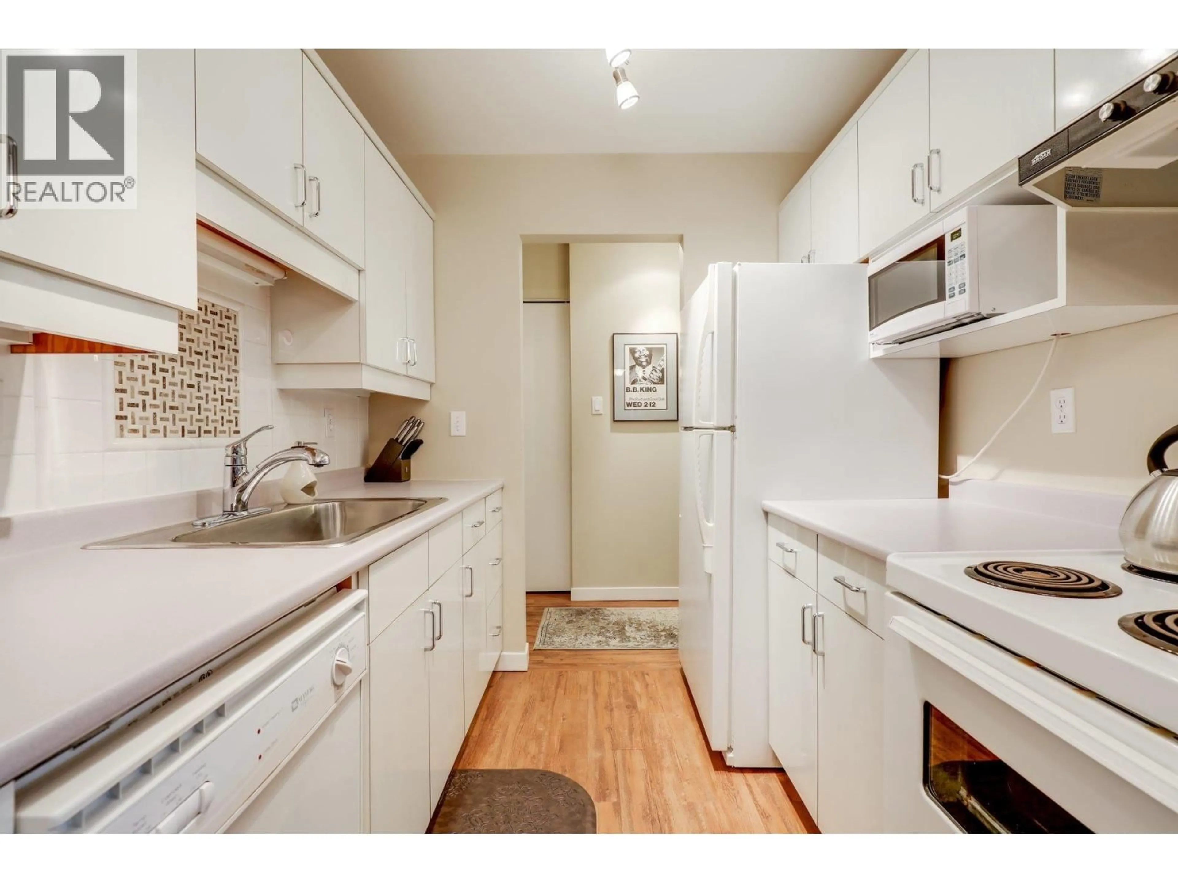 Standard kitchen, unknown for 302 - 330 1ST STREET, North Vancouver British Columbia V7L1B5