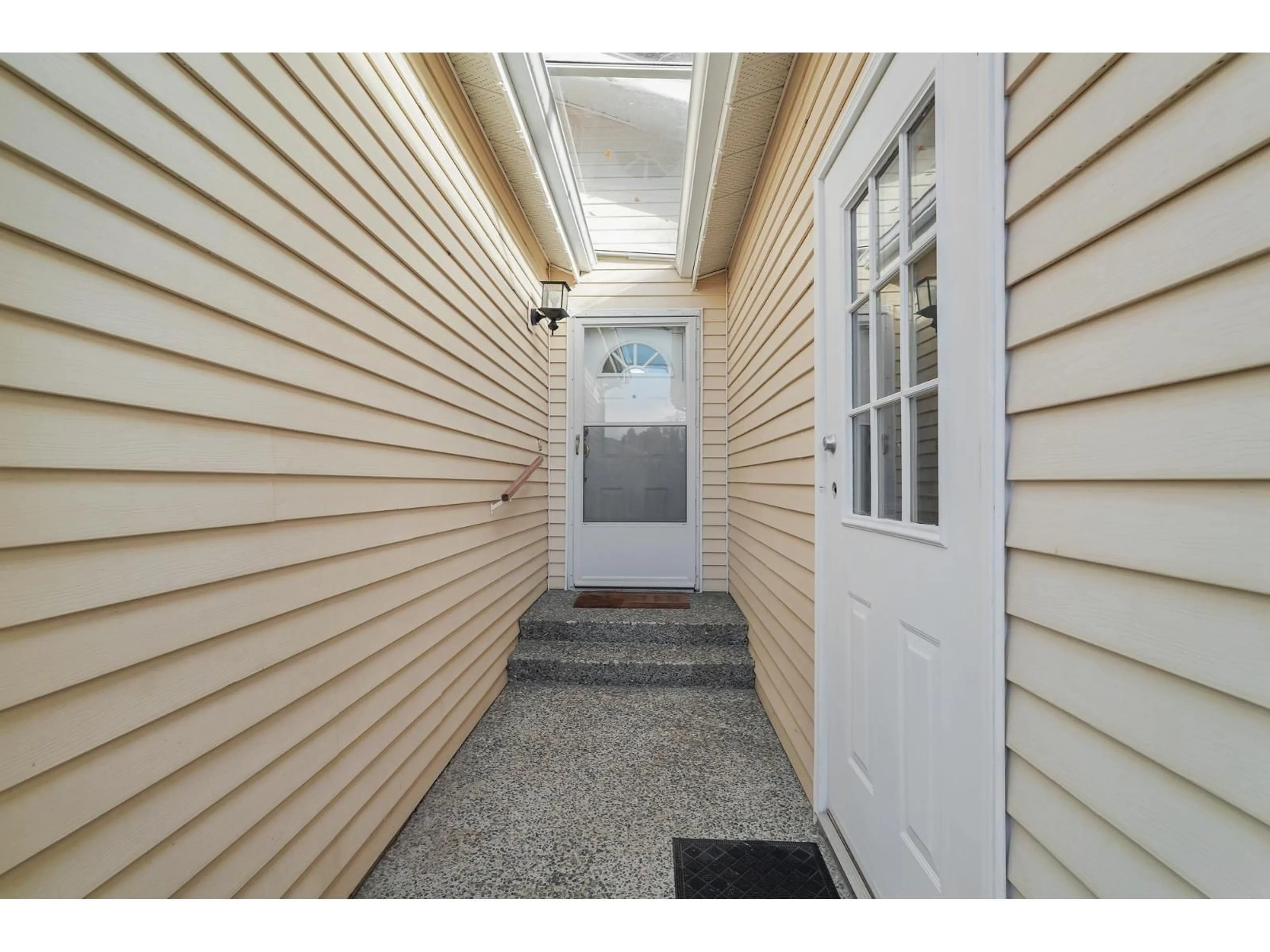 Indoor entryway for 51 - 1400 164 STREET, Surrey British Columbia V4A8V7