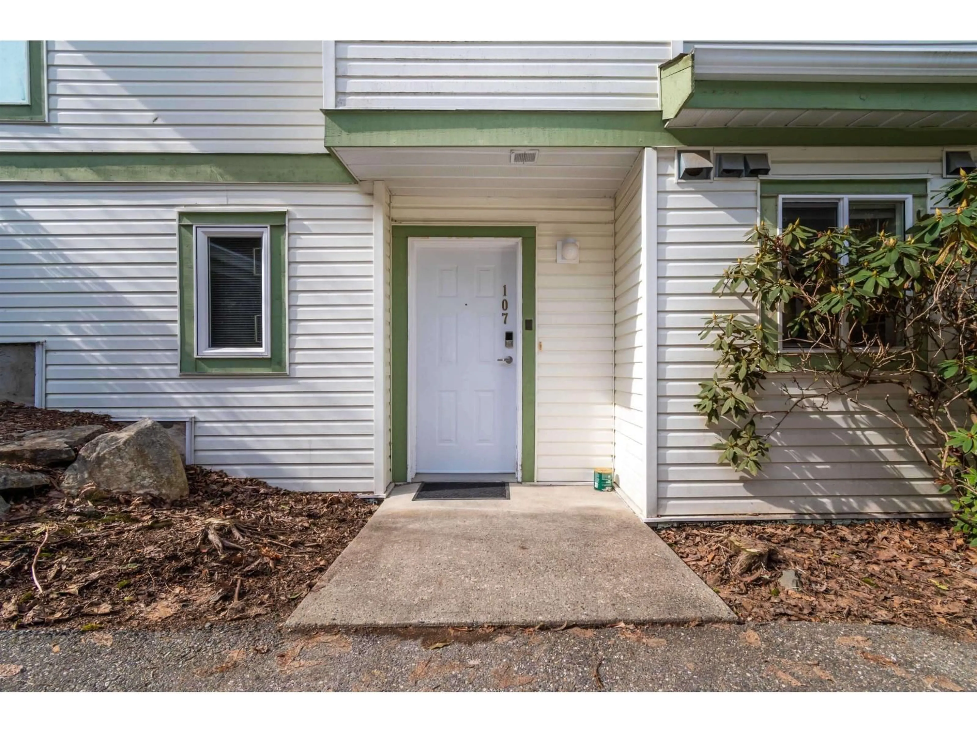 Indoor entryway for 107 - 1275 SCOTT DRIVE, Hope British Columbia V0X1L4