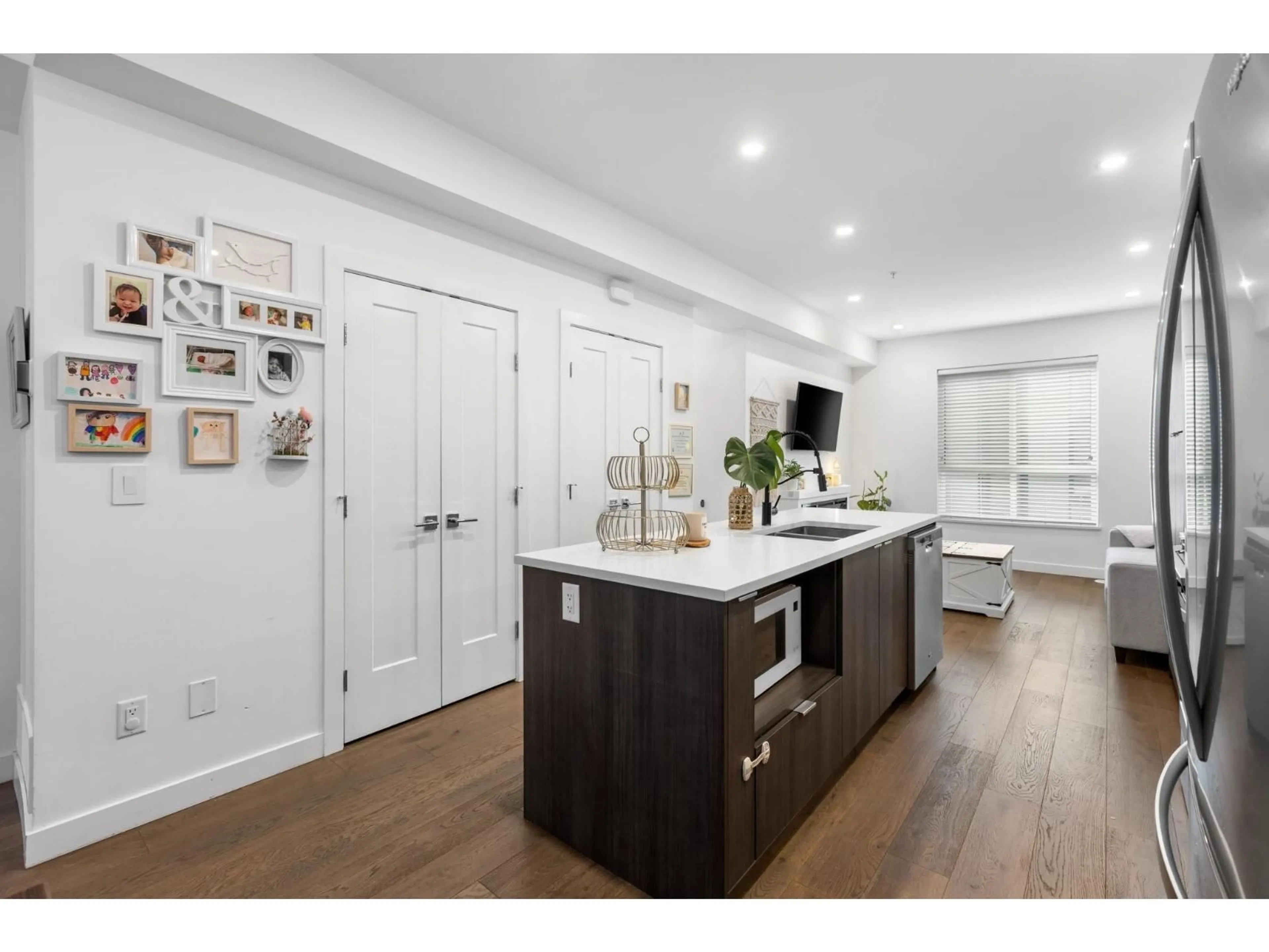 Open concept kitchen, wood/laminate floor for 18 - 19789 55 AVENUE, Langley British Columbia V3A0K5