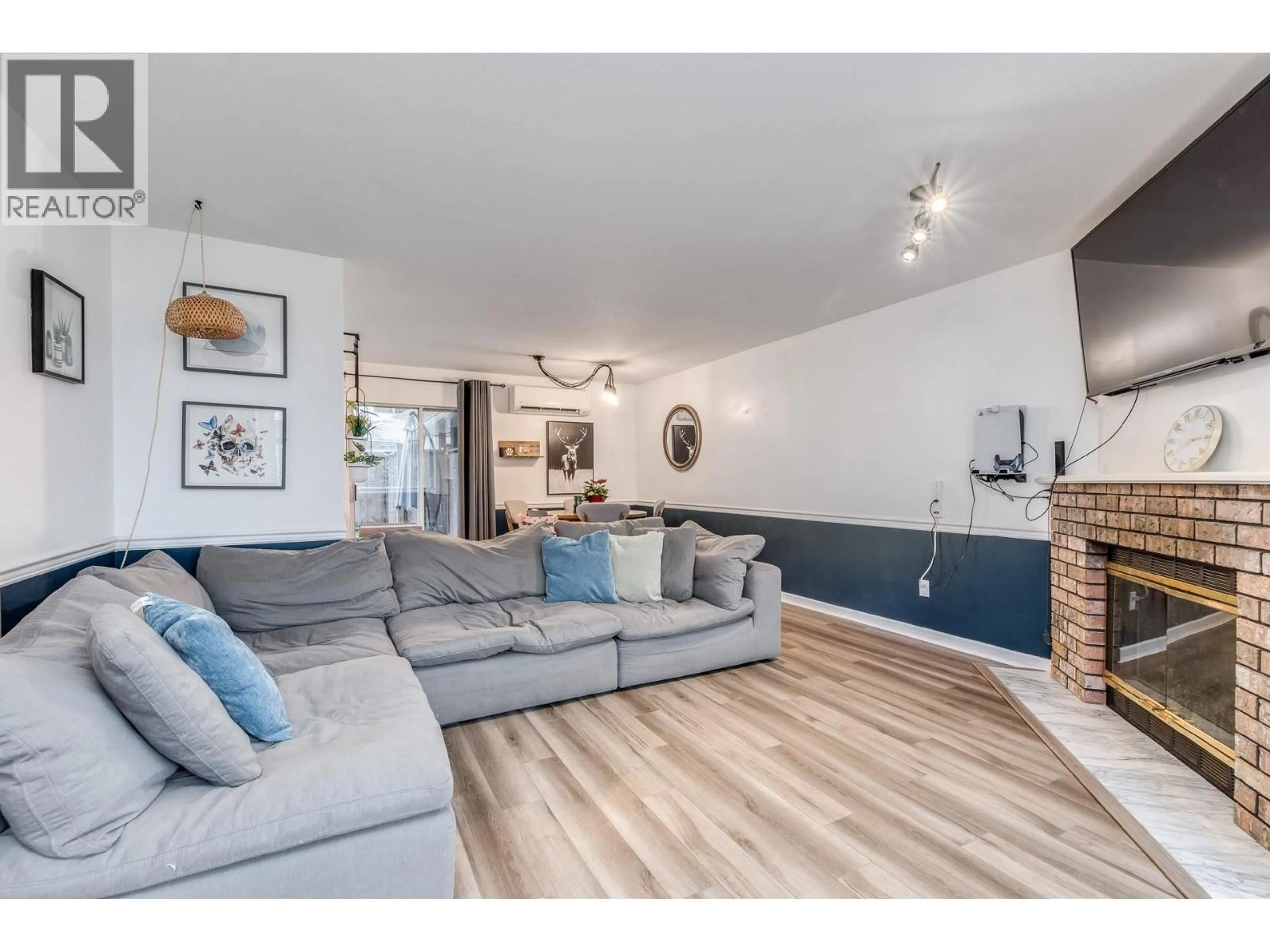 Living room with furniture, wood/laminate floor for 16 - 20699 120B AVENUE, Maple Ridge British Columbia V2X0A5