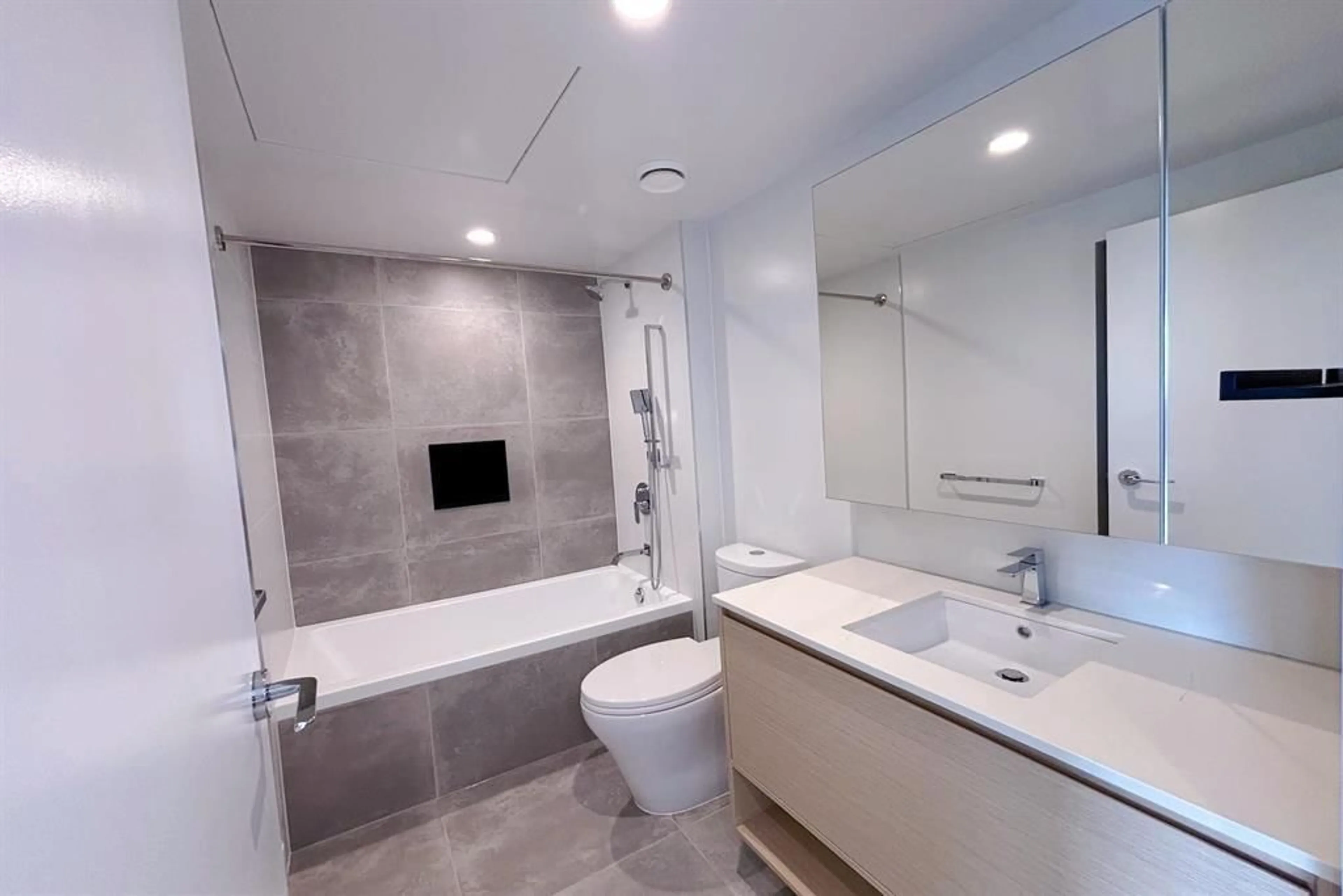 Contemporary bathroom, ceramic/tile floor for 502 - 13745 GEORGE JUNCTION, Surrey British Columbia V3T0V8