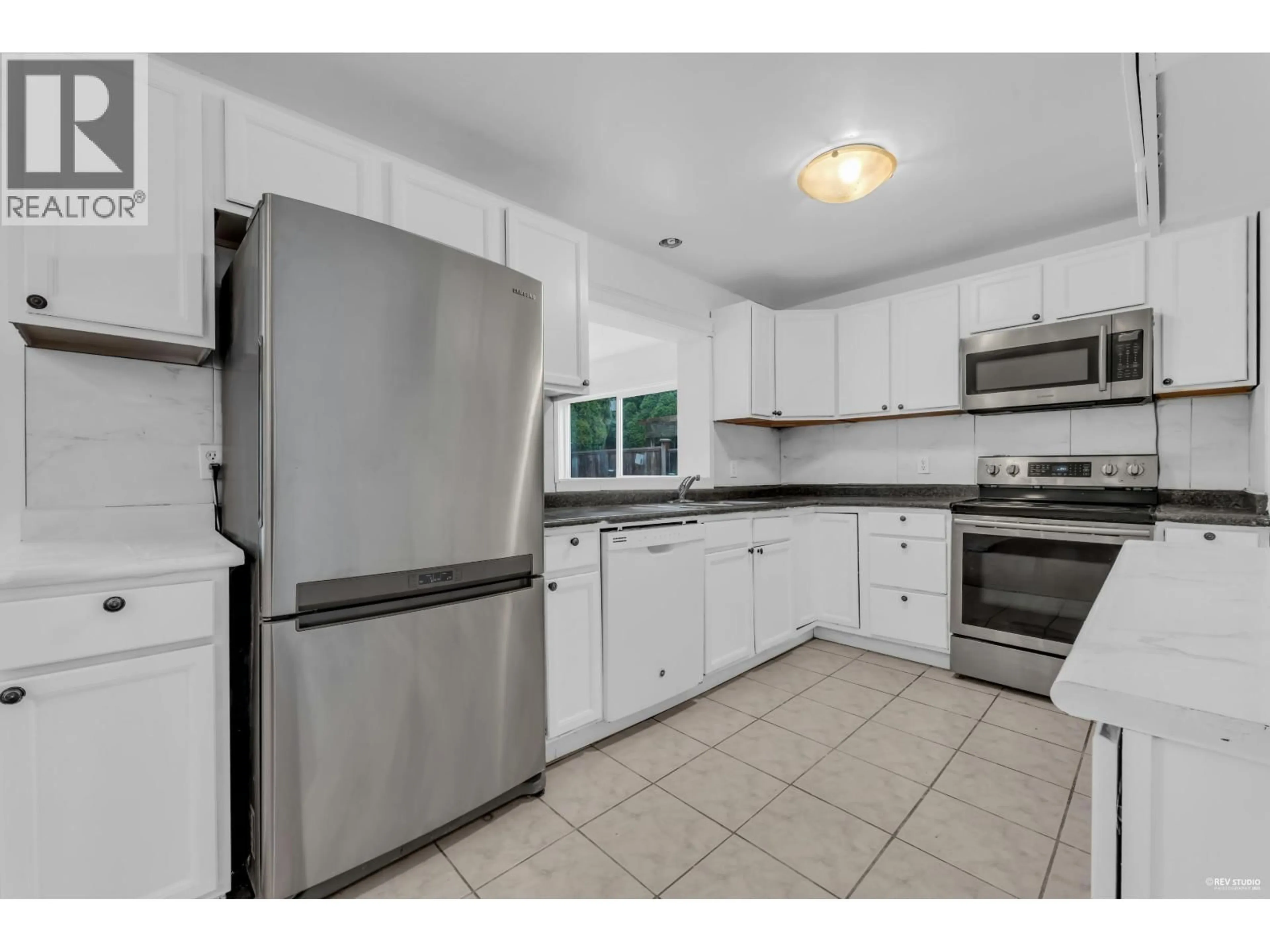 Standard kitchen, ceramic/tile floor for 3235 DUNKIRK AVENUE, Coquitlam British Columbia V3E1G8