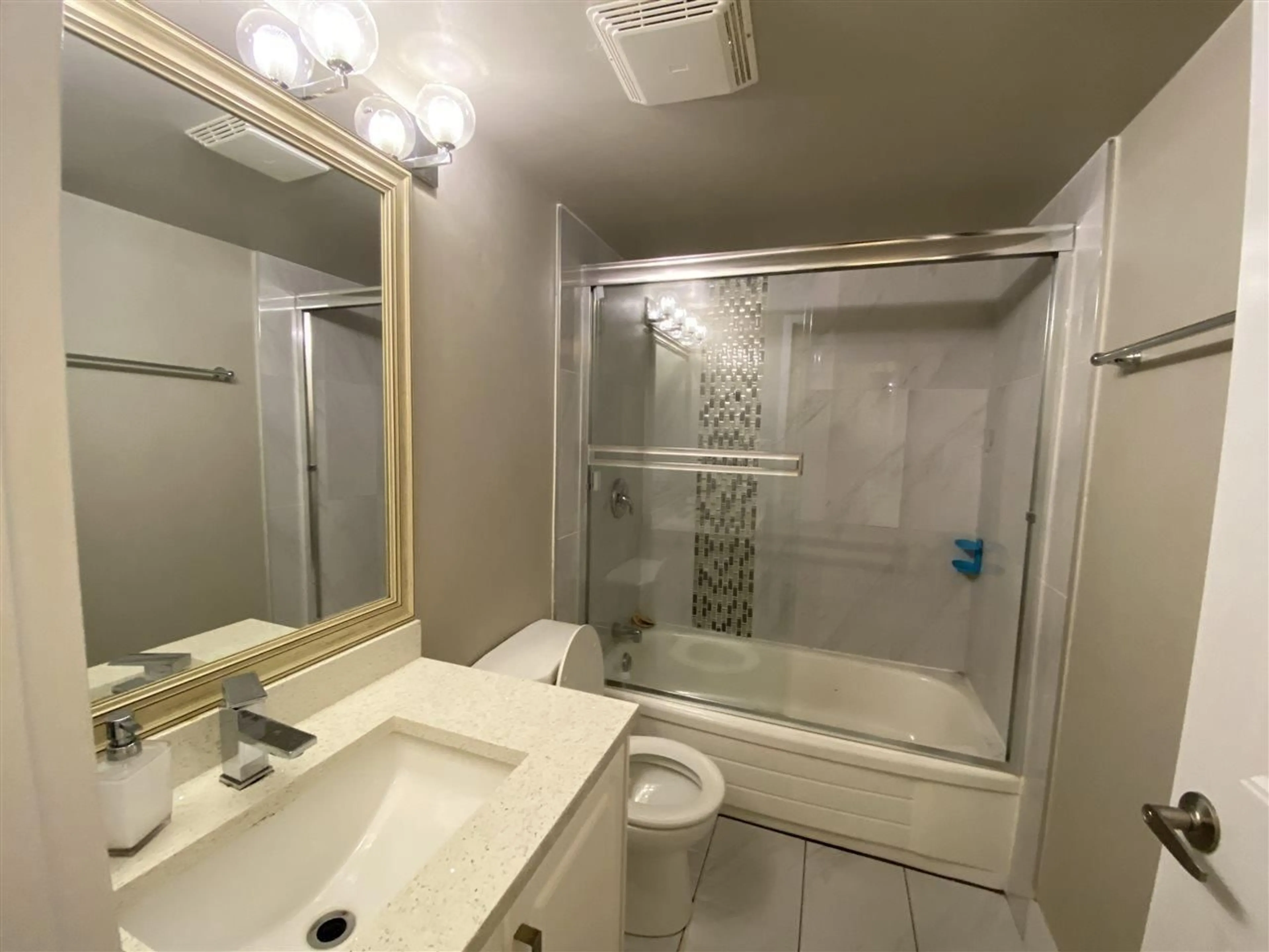 Standard bathroom, unknown for 312 - 13977 74 AVENUE, Surrey British Columbia V3W6G6