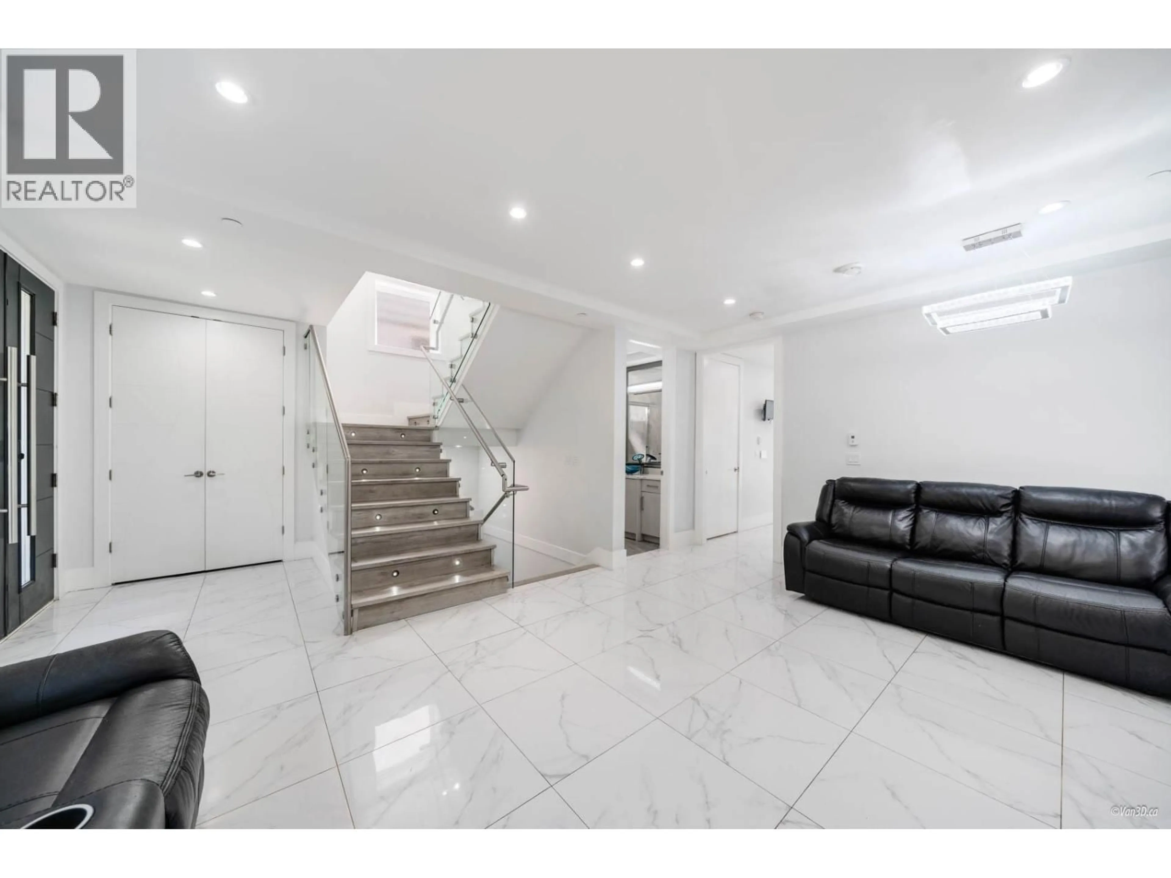 Indoor foyer for 4841 DUMFRIES STREET, Vancouver British Columbia V5N3T8