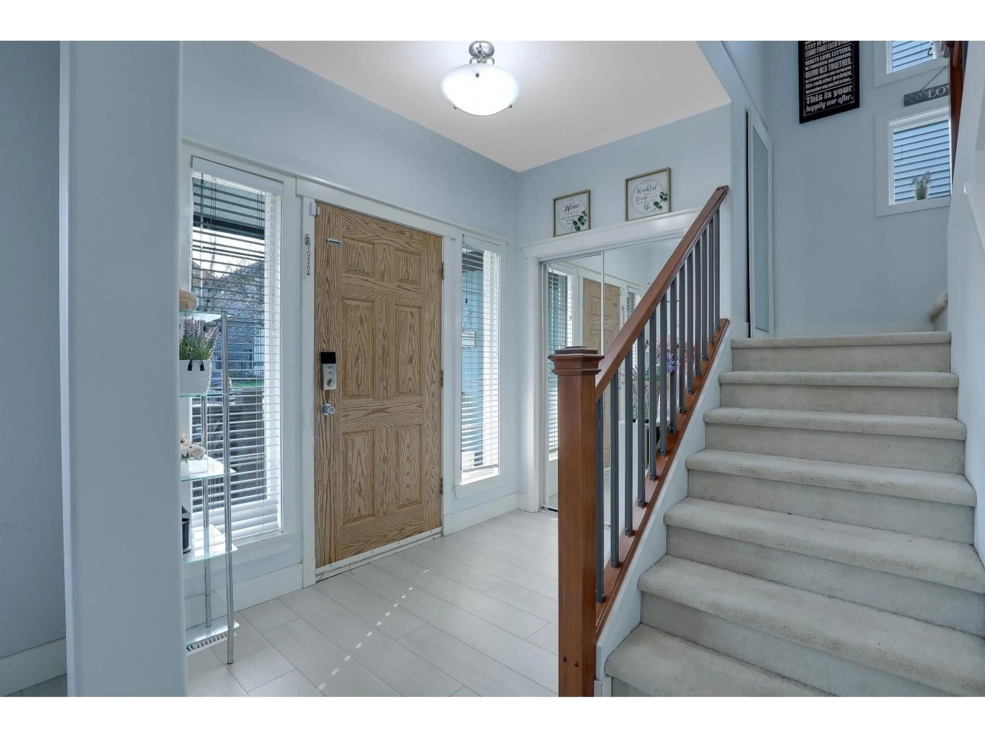 Indoor entryway for 16515 60 AVENUE, Surrey British Columbia V3S1S7