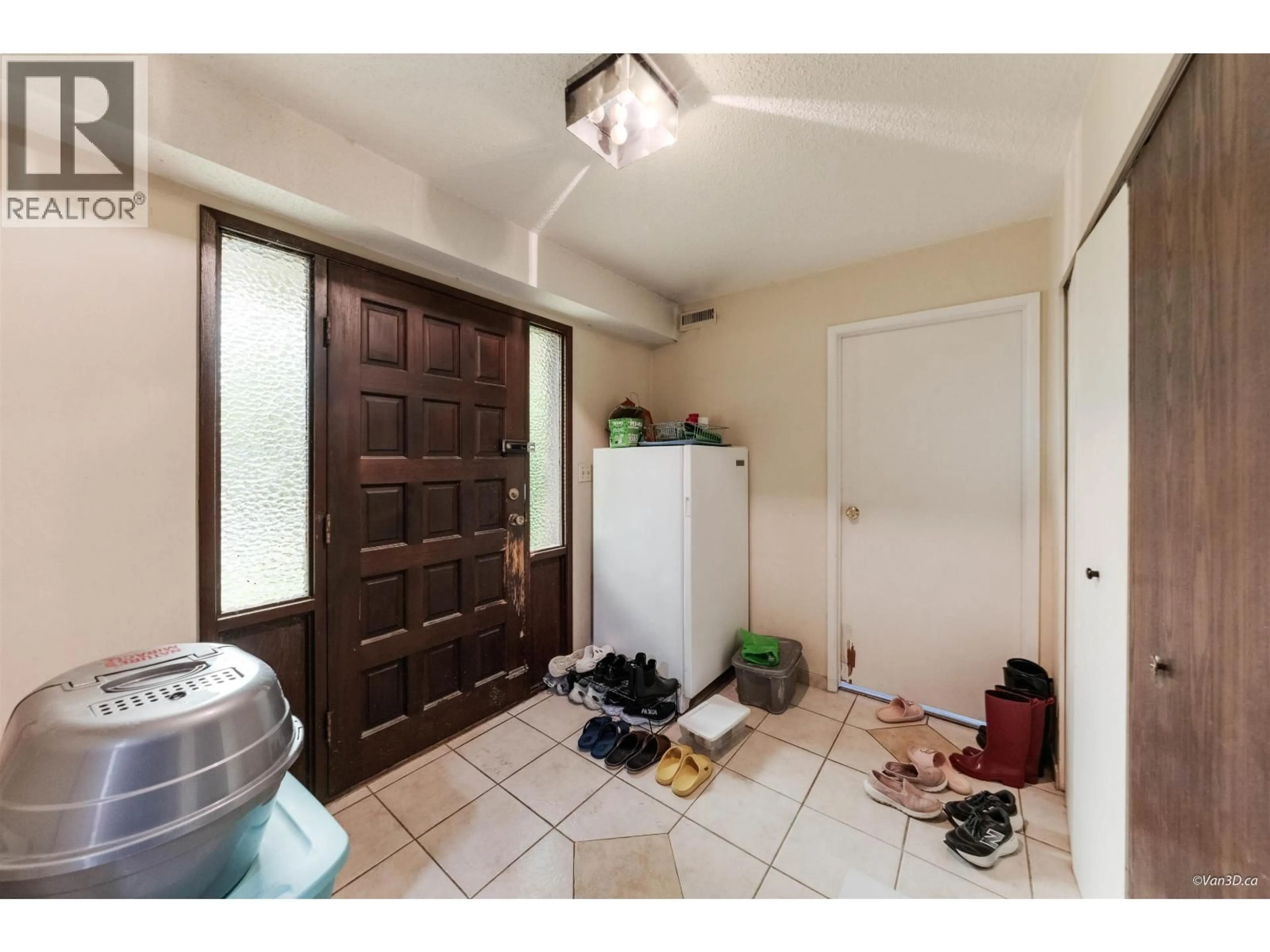 Storage room or clothes room or walk-in closet for 8167 10TH AVENUE, Burnaby British Columbia V3N2S5