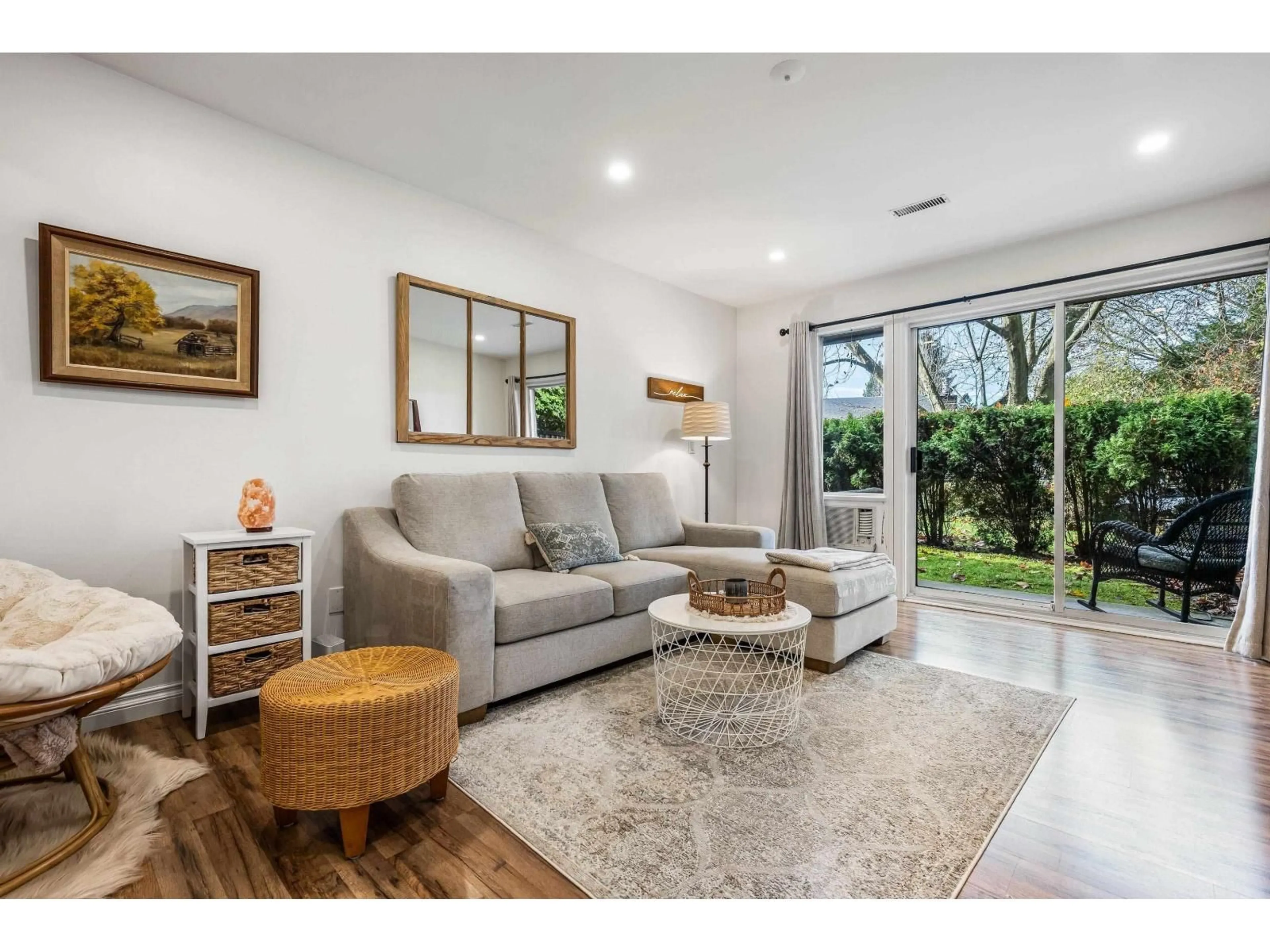 Living room with furniture, unknown for 813 - 34909 OLD YALE ROAD, Abbotsford British Columbia V3G2E7