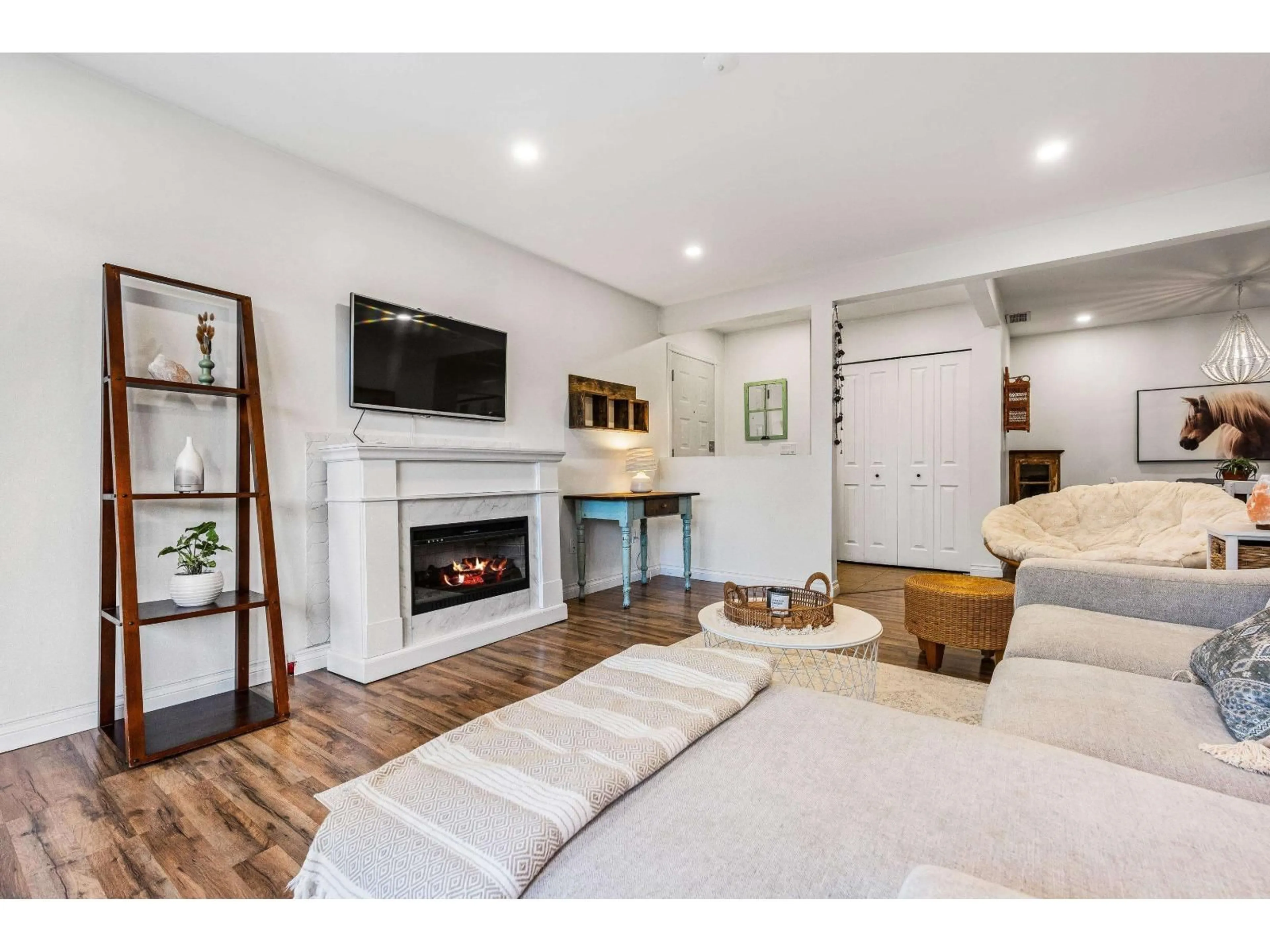 Living room with furniture, wood/laminate floor for 813 - 34909 OLD YALE ROAD, Abbotsford British Columbia V3G2E7