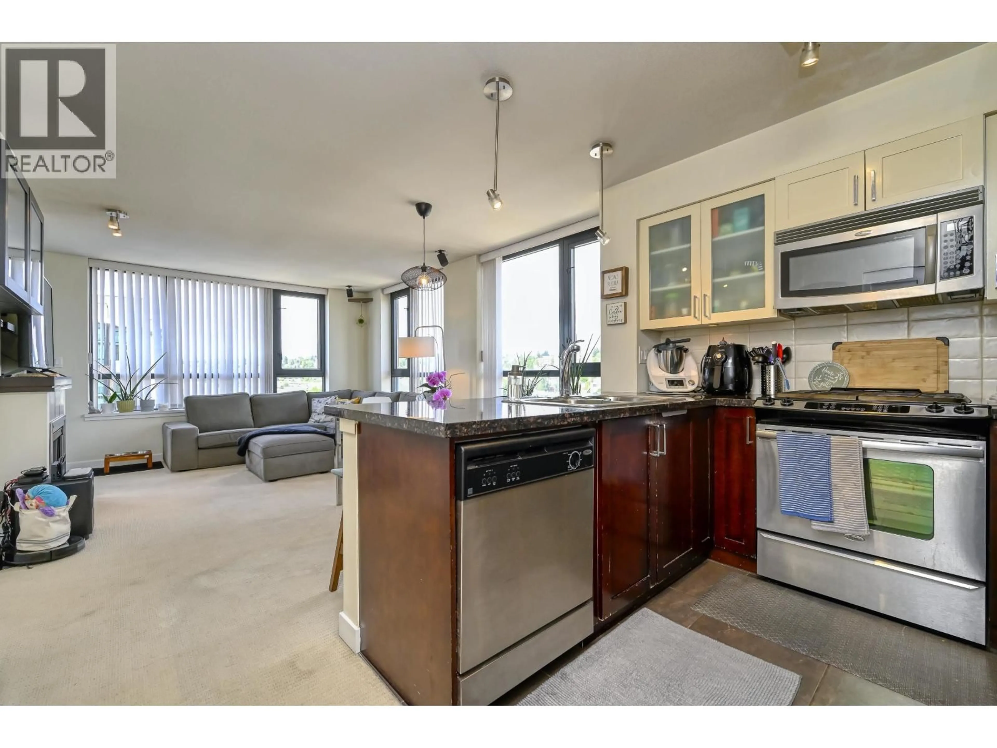 Open concept kitchen, unknown for 1307 - 1 RENAISSANCE SQUARE, New Westminster British Columbia V3M0B6