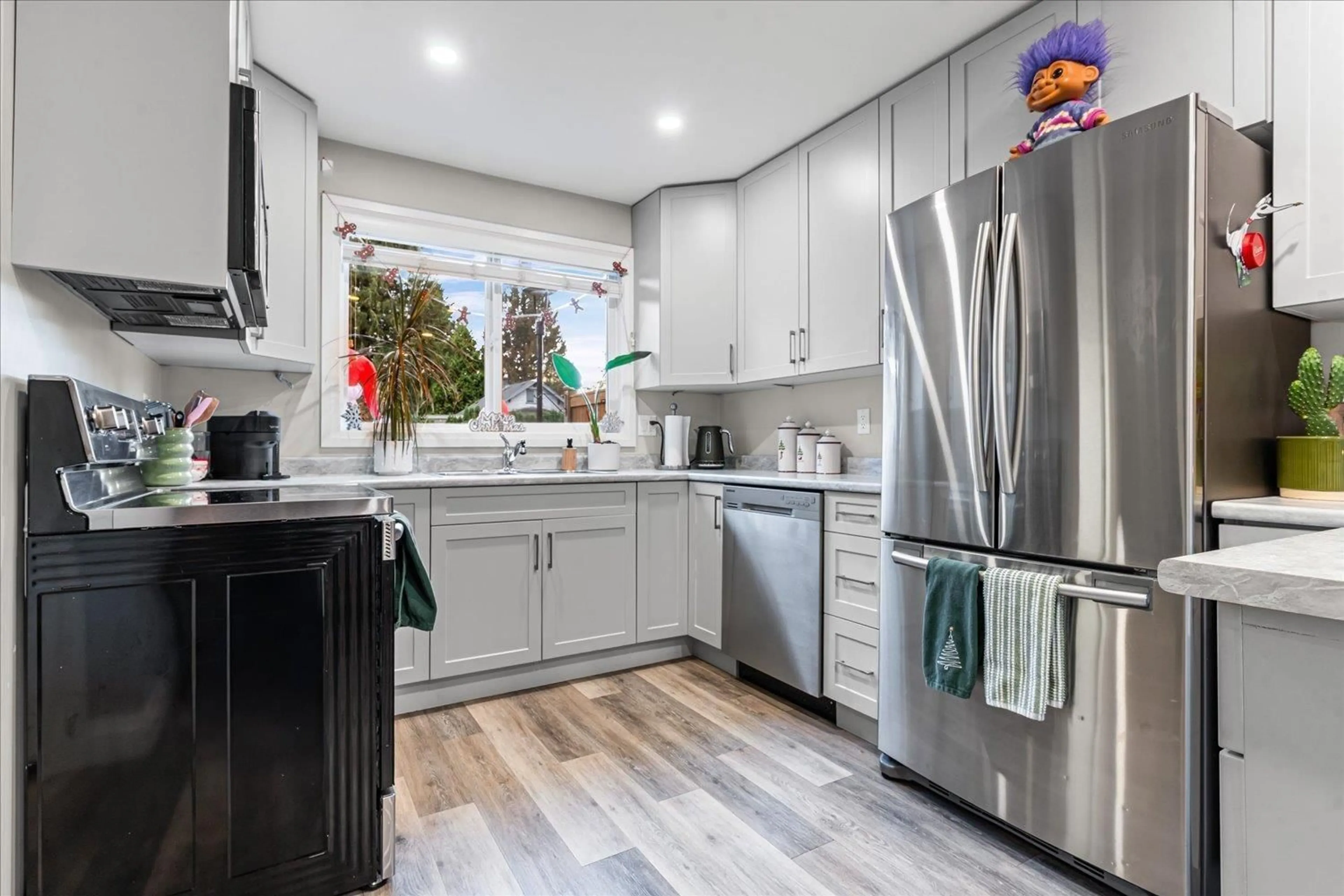 Contemporary kitchen, ceramic/tile floor for 13 - 45927 LEWIS AVENUE, Chilliwack British Columbia V2P3C3