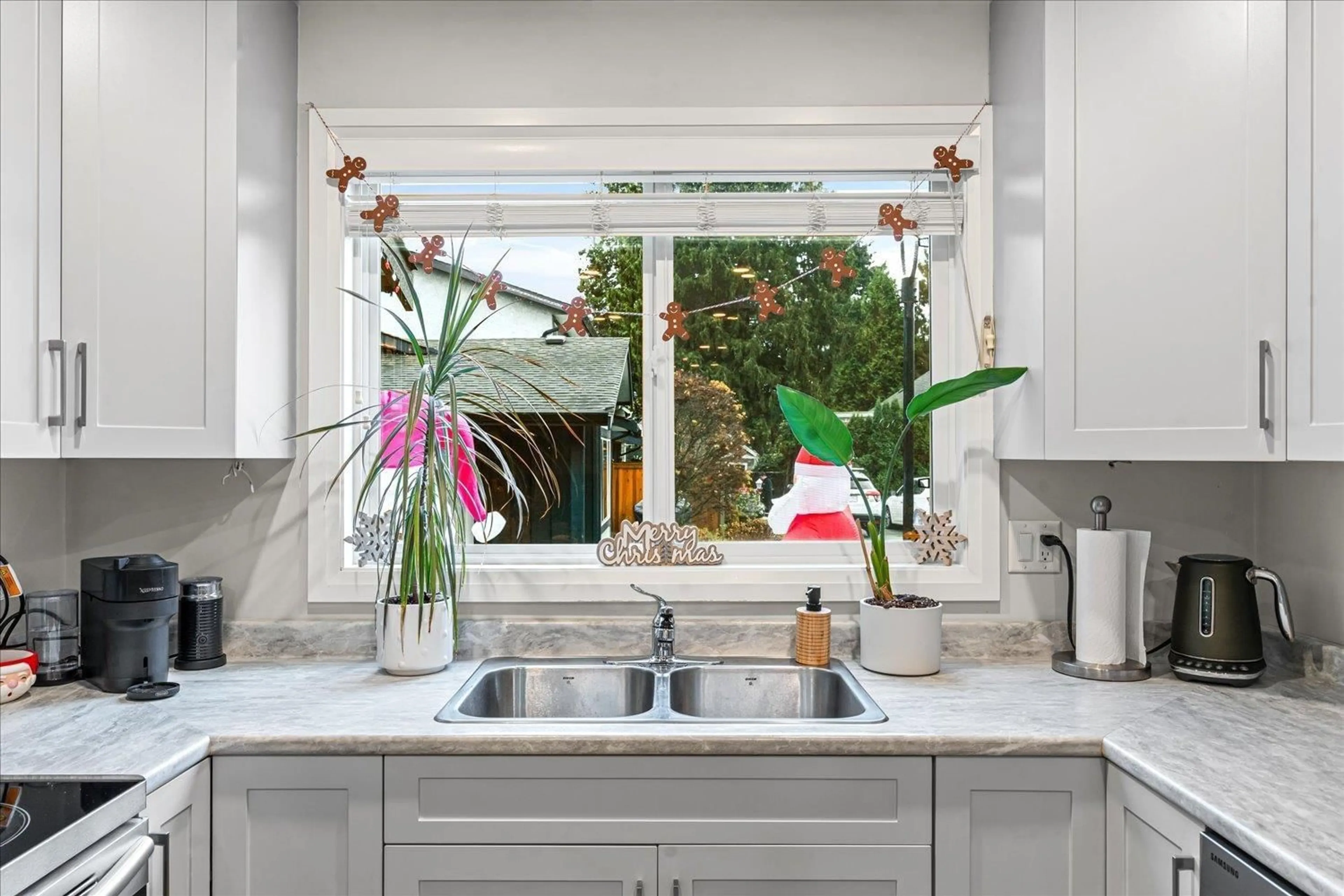 Contemporary kitchen, ceramic/tile floor for 13 - 45927 LEWIS AVENUE, Chilliwack British Columbia V2P3C3