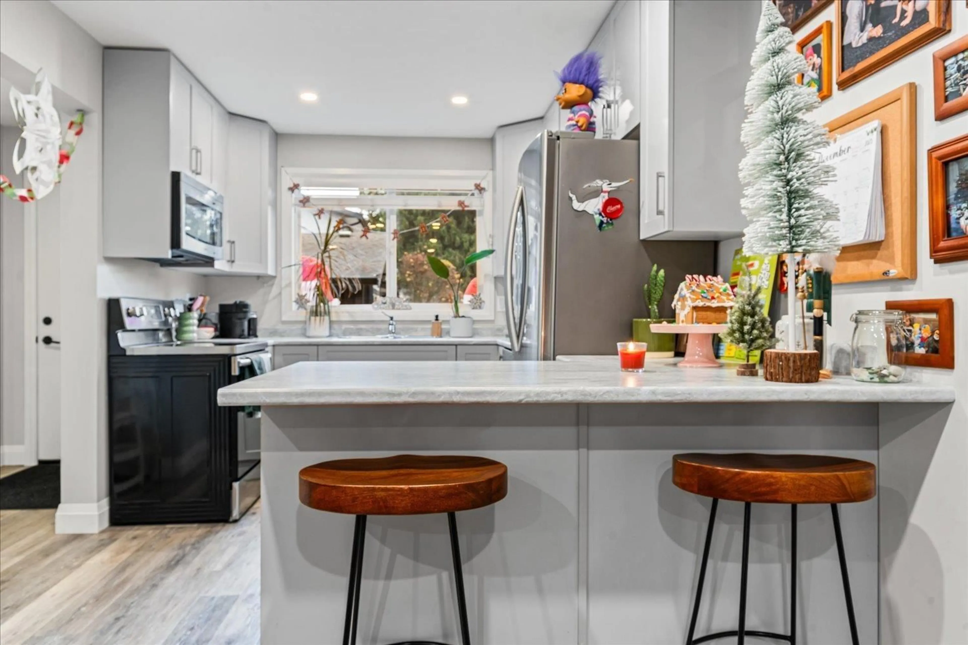 Contemporary kitchen, ceramic/tile floor for 13 - 45927 LEWIS AVENUE, Chilliwack British Columbia V2P3C3