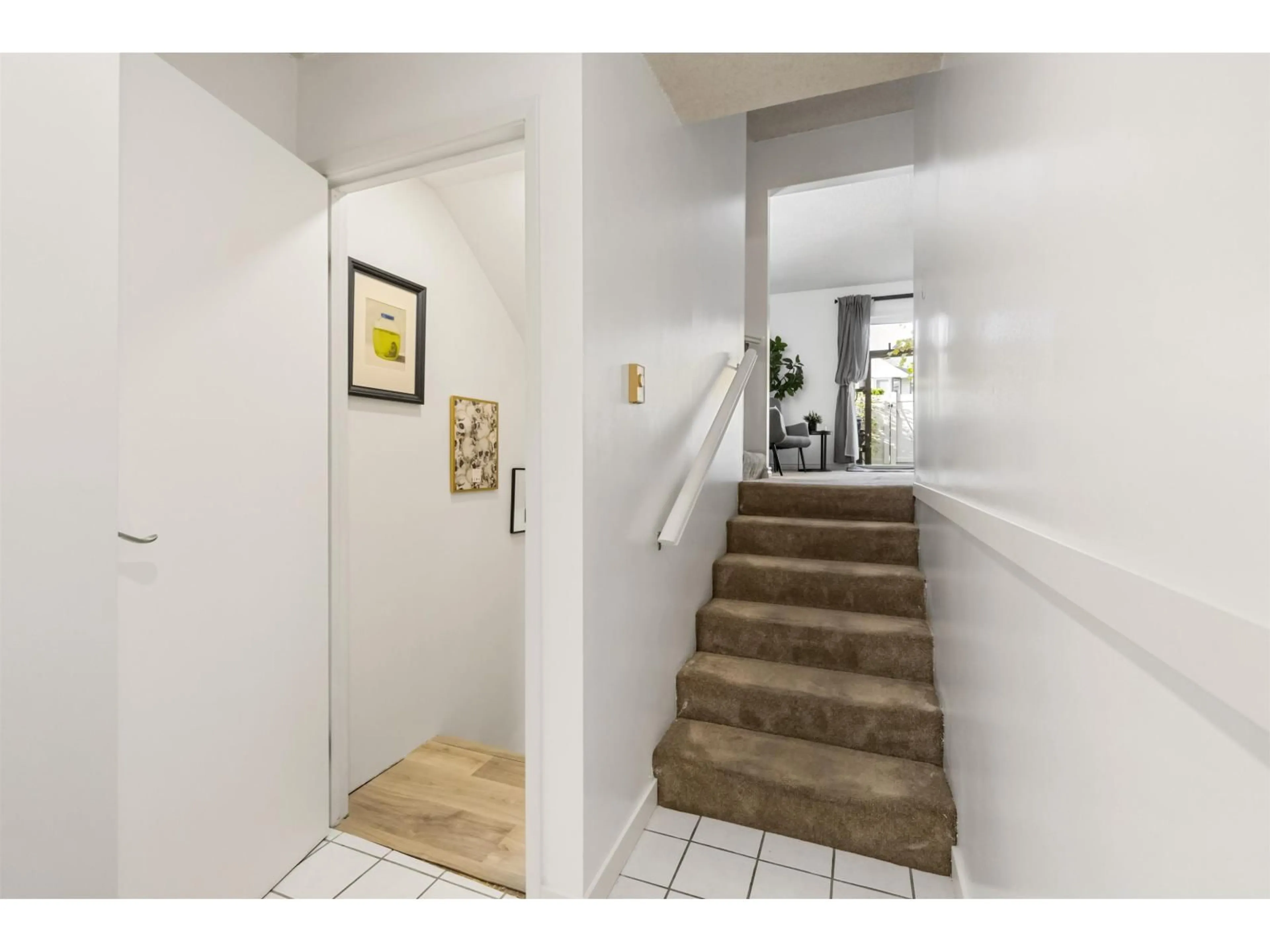 Indoor foyer for 108 - 9264 122 STREET, Surrey British Columbia V3V4L5