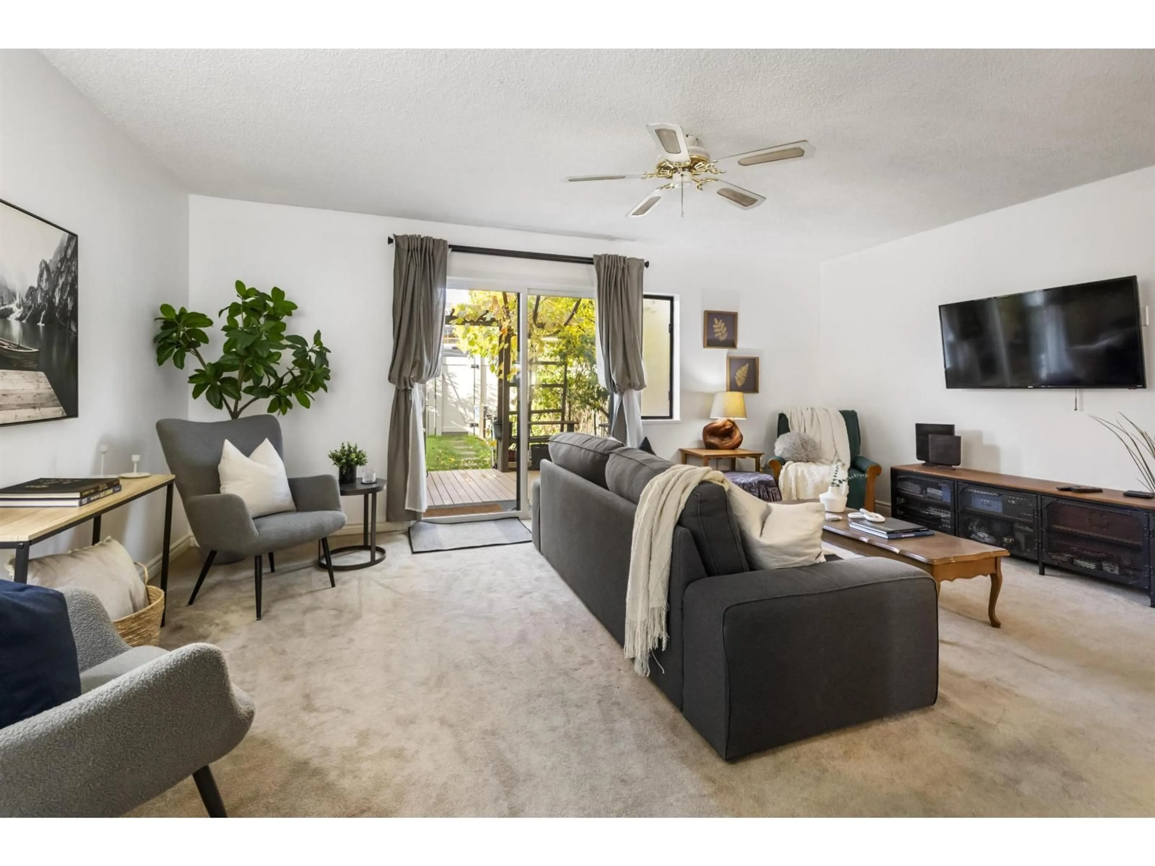 Living room with furniture, unknown for 108 - 9264 122 STREET, Surrey British Columbia V3V4L5