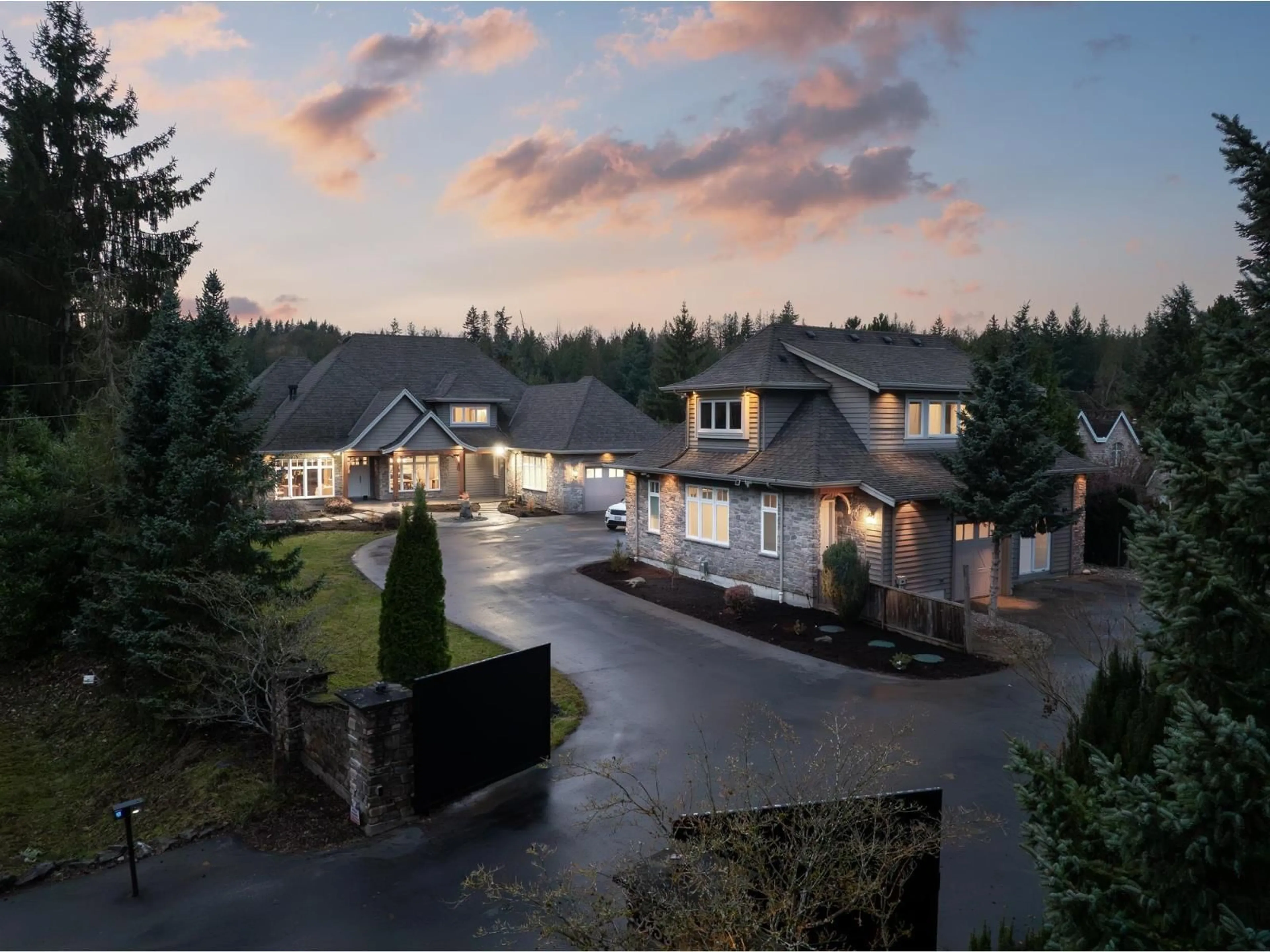 A pic from outside/outdoor area/front of a property/back of a property/a pic from drone, mountain view for 23455 8 AVENUE, Langley British Columbia V2Z2X9