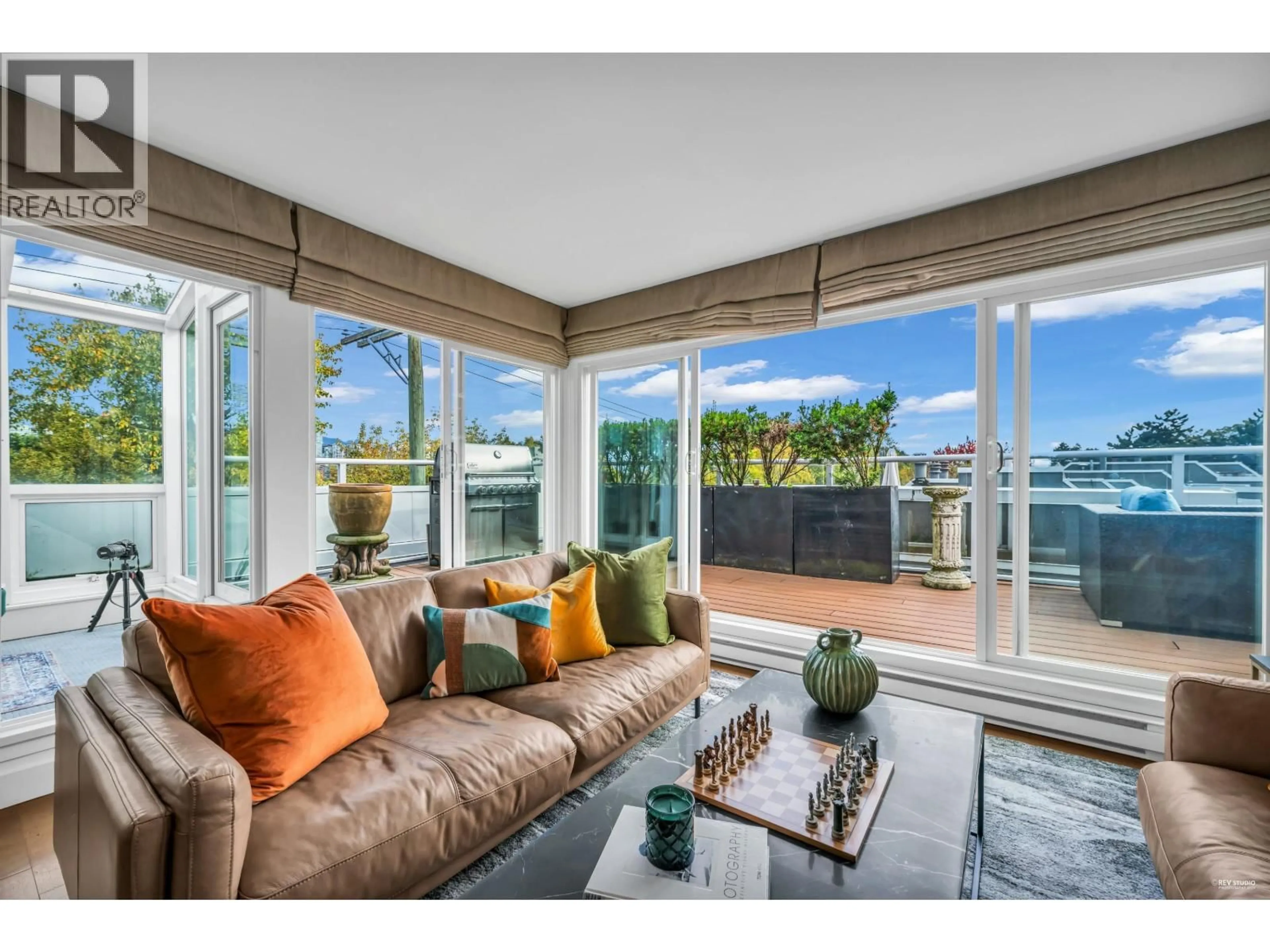 Living room with furniture, unknown for 2243 OAK STREET, Vancouver British Columbia V6H3W6