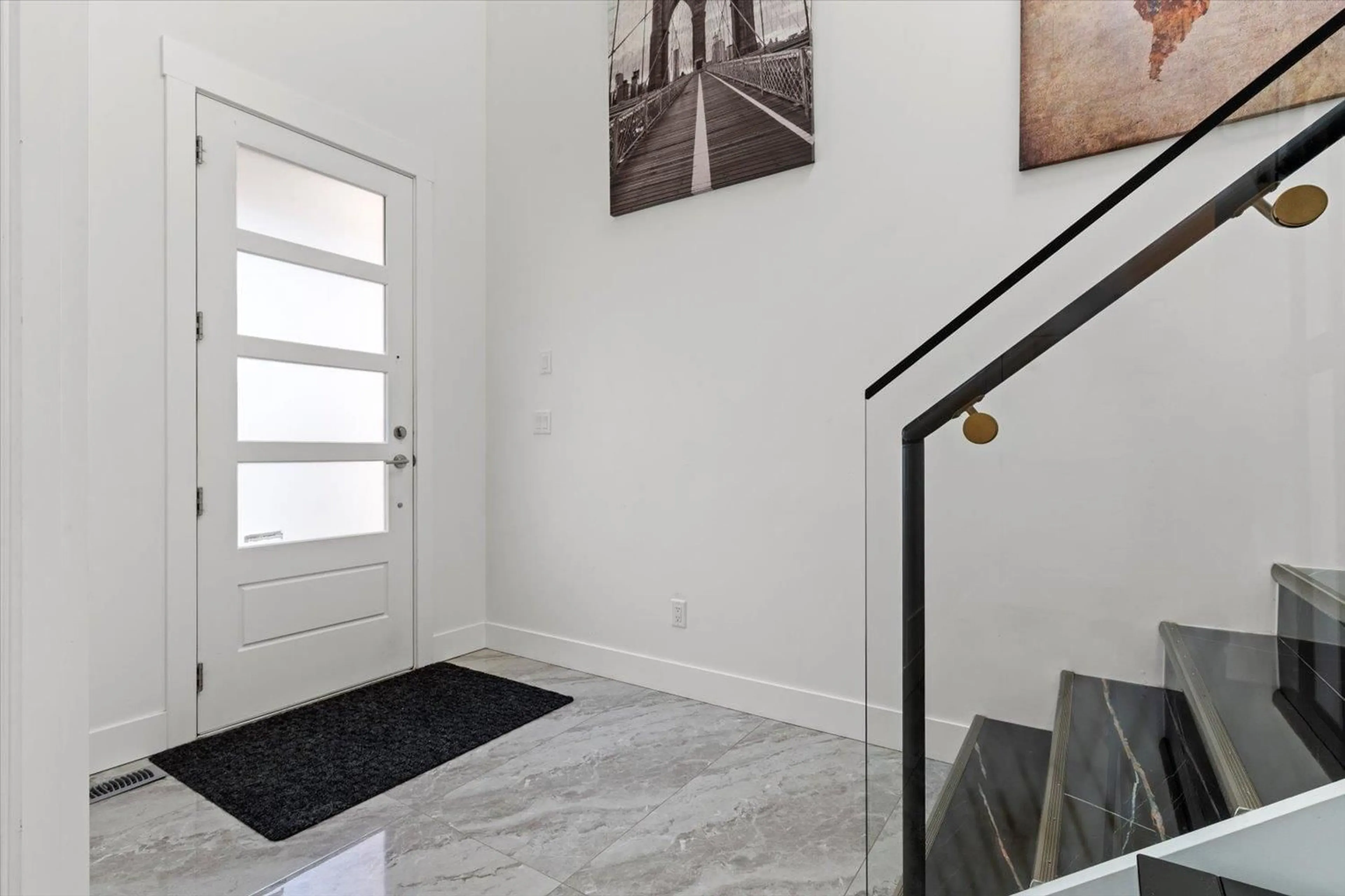 Indoor entryway for 6870 FRASER DRIVE, Agassiz British Columbia V0M1A3