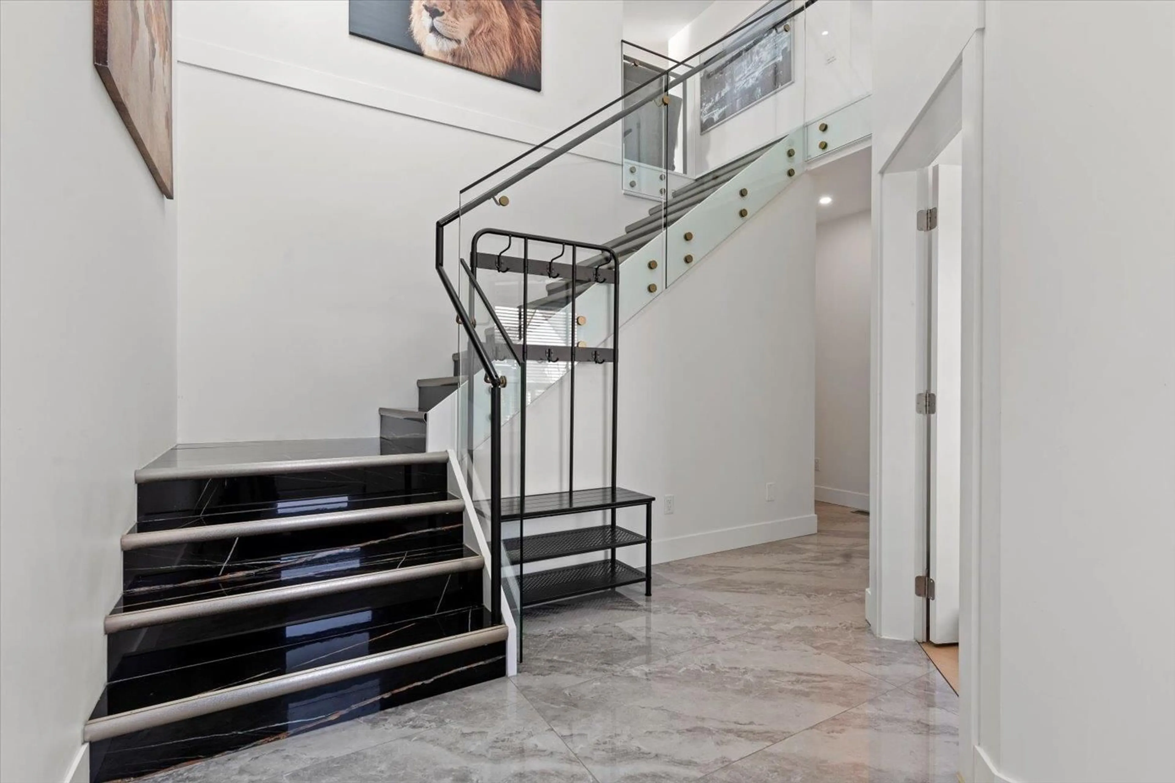 Indoor foyer for 6870 FRASER DRIVE, Agassiz British Columbia V0M1A3