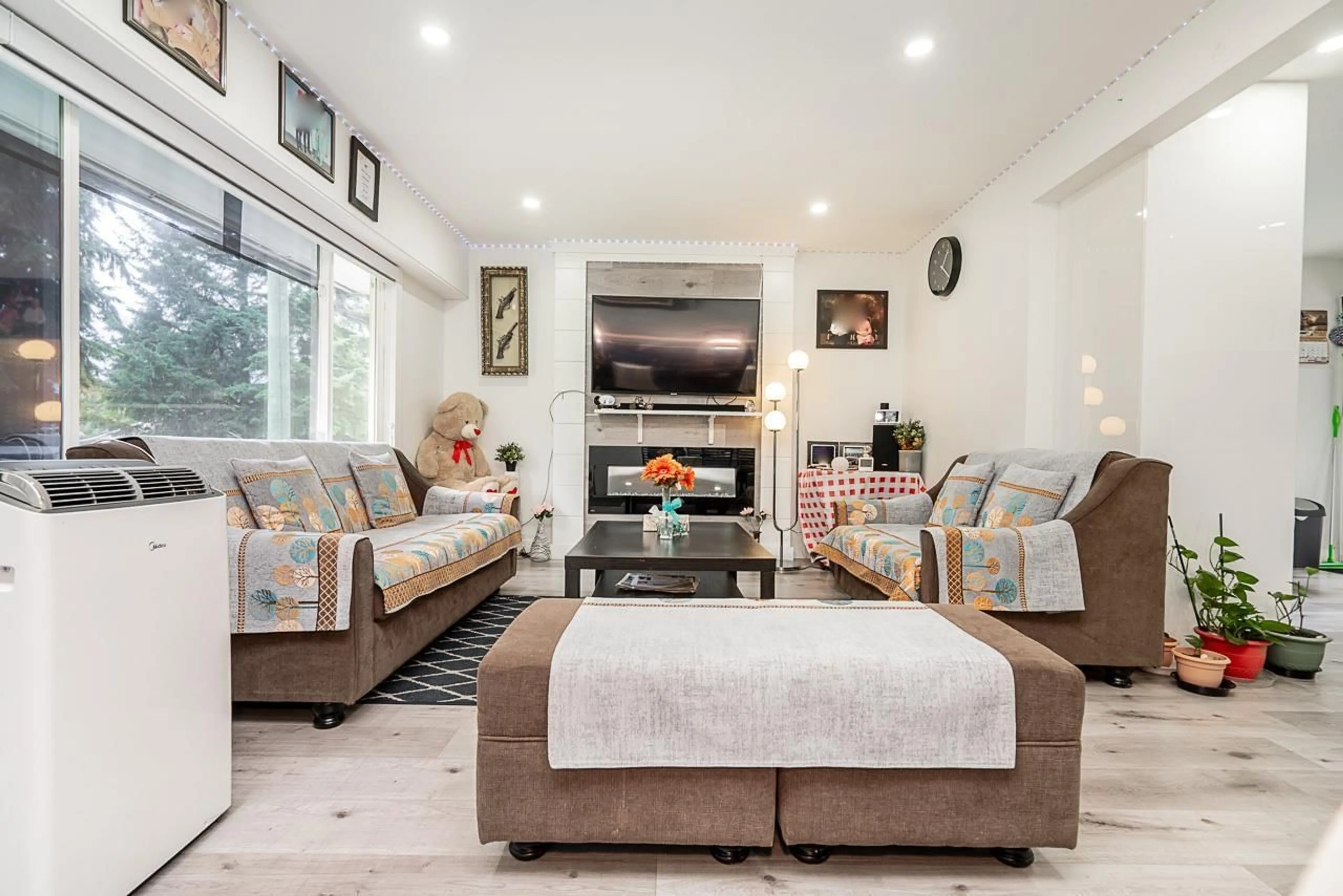 Living room with furniture, unknown for 11460 141A STREET, Surrey British Columbia V3R3K2