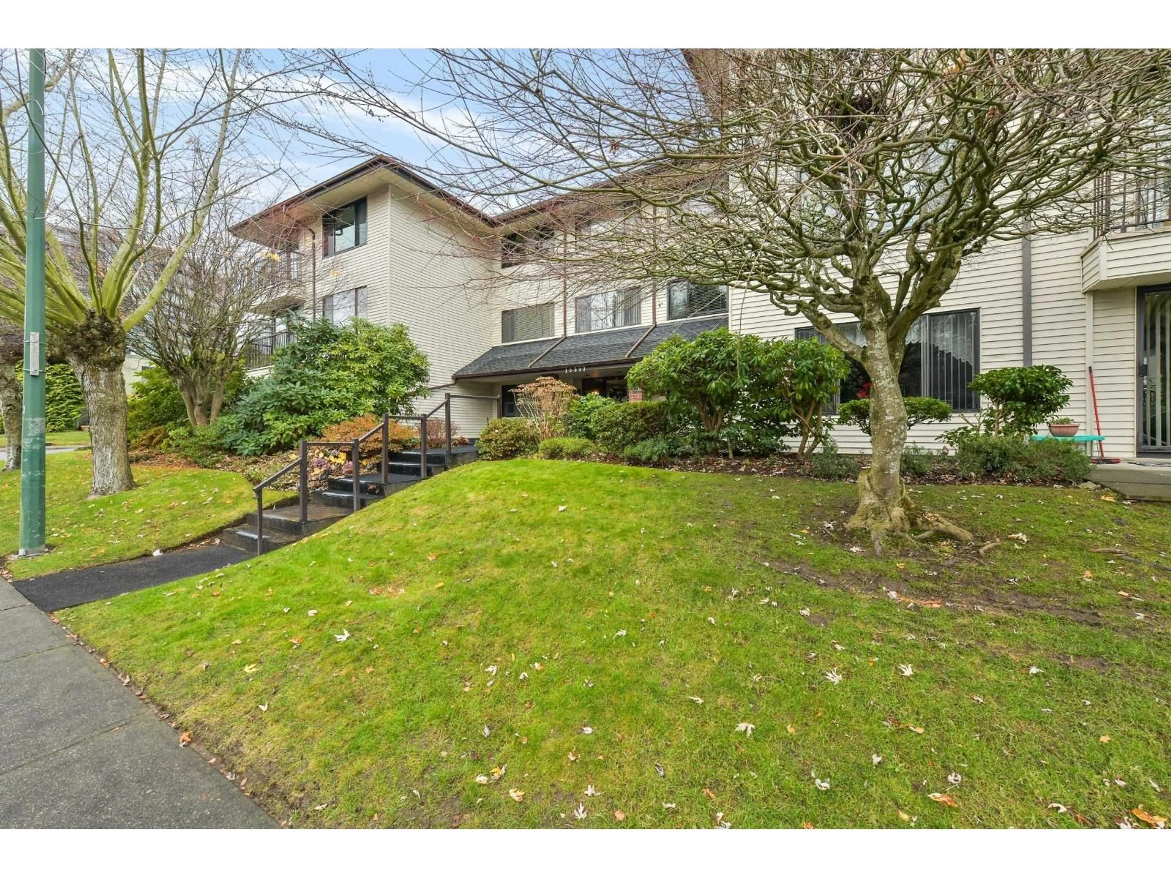 A pic from outside/outdoor area/front of a property/back of a property/a pic from drone, street for 301 - 15317 THRIFT AVENUE, White Rock British Columbia V4B2L4