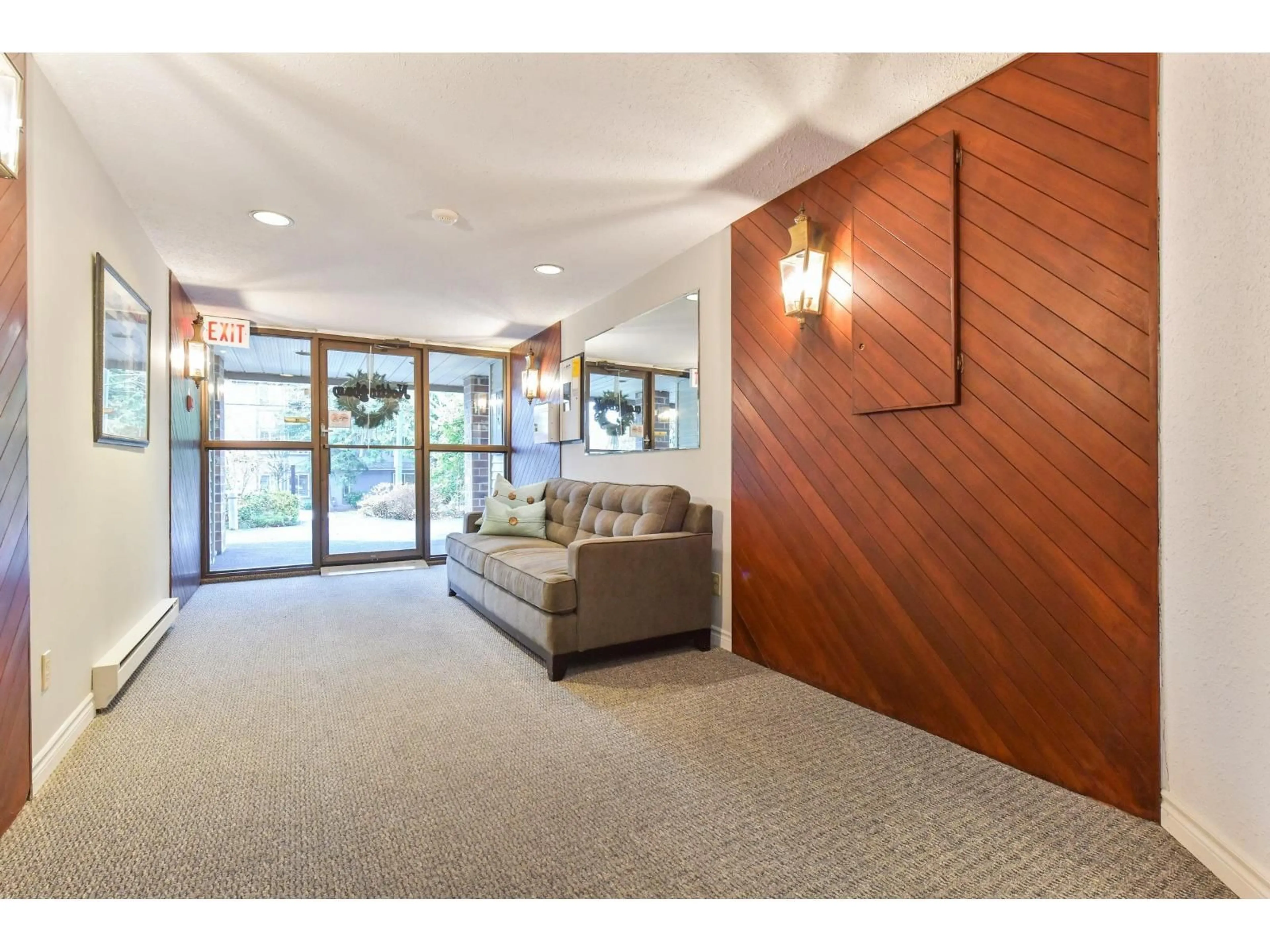 Indoor foyer for 301 - 15317 THRIFT AVENUE, White Rock British Columbia V4B2L4