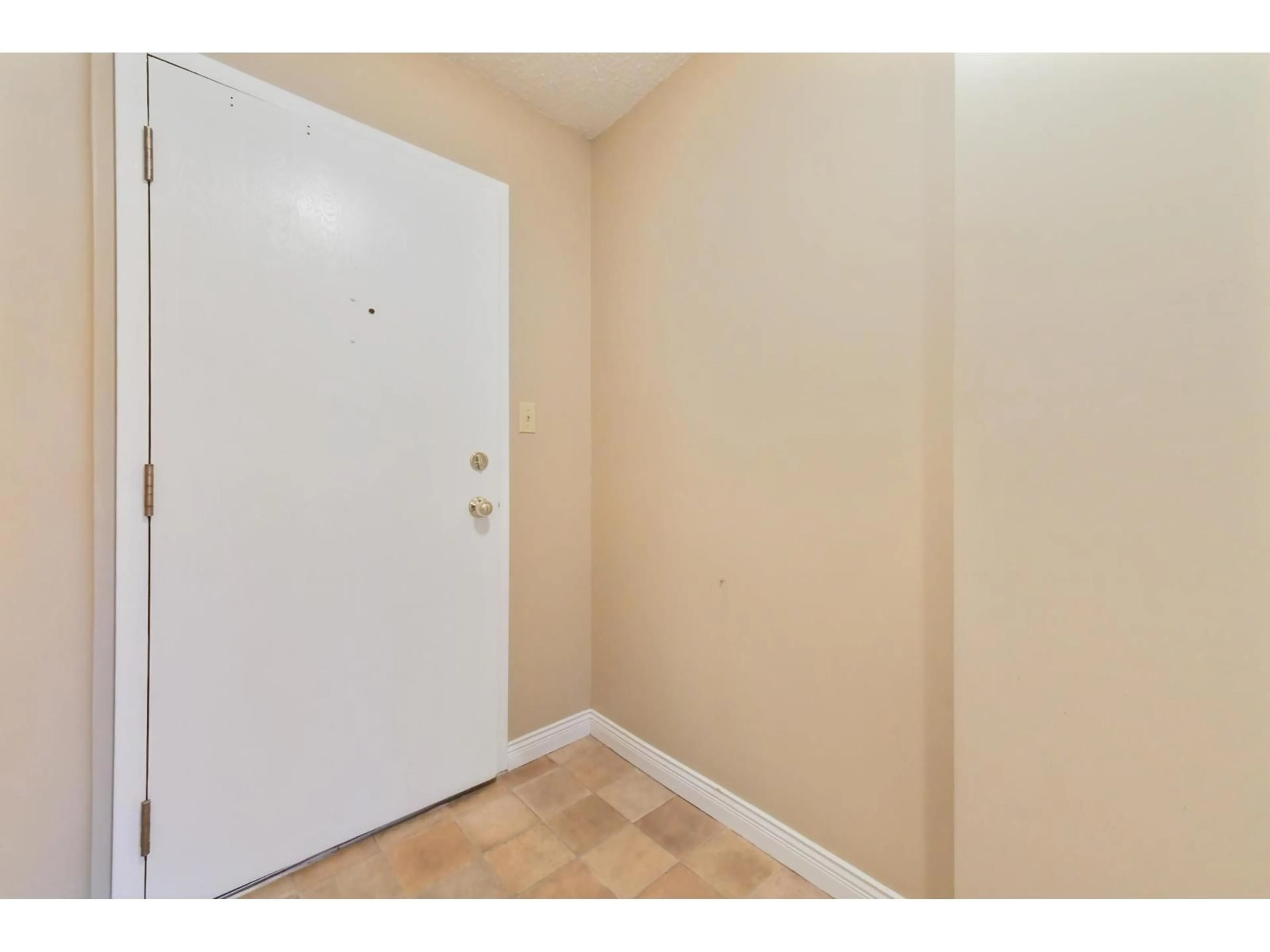 Indoor entryway for 301 - 15317 THRIFT AVENUE, White Rock British Columbia V4B2L4