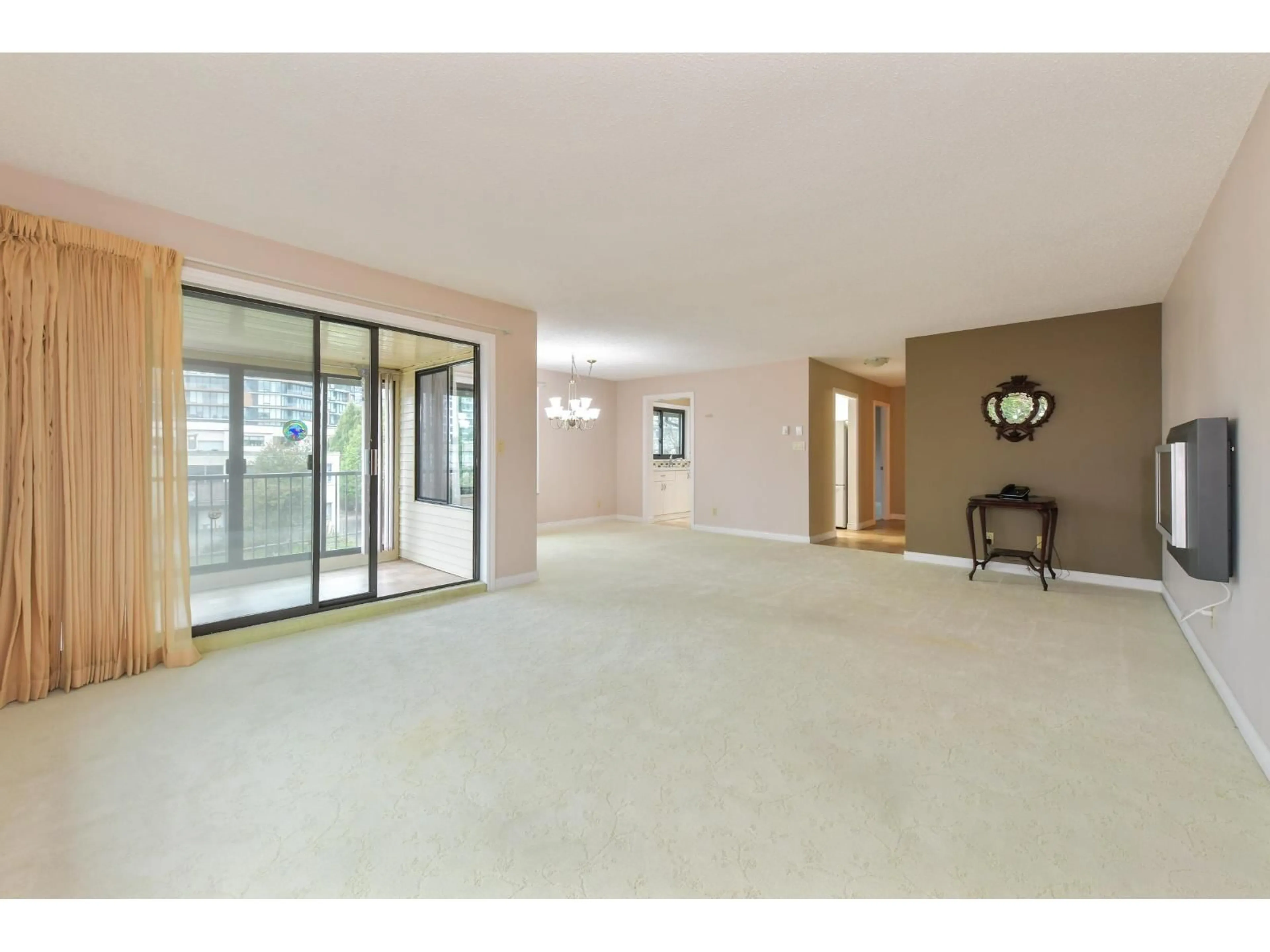 Indoor foyer for 301 - 15317 THRIFT AVENUE, White Rock British Columbia V4B2L4
