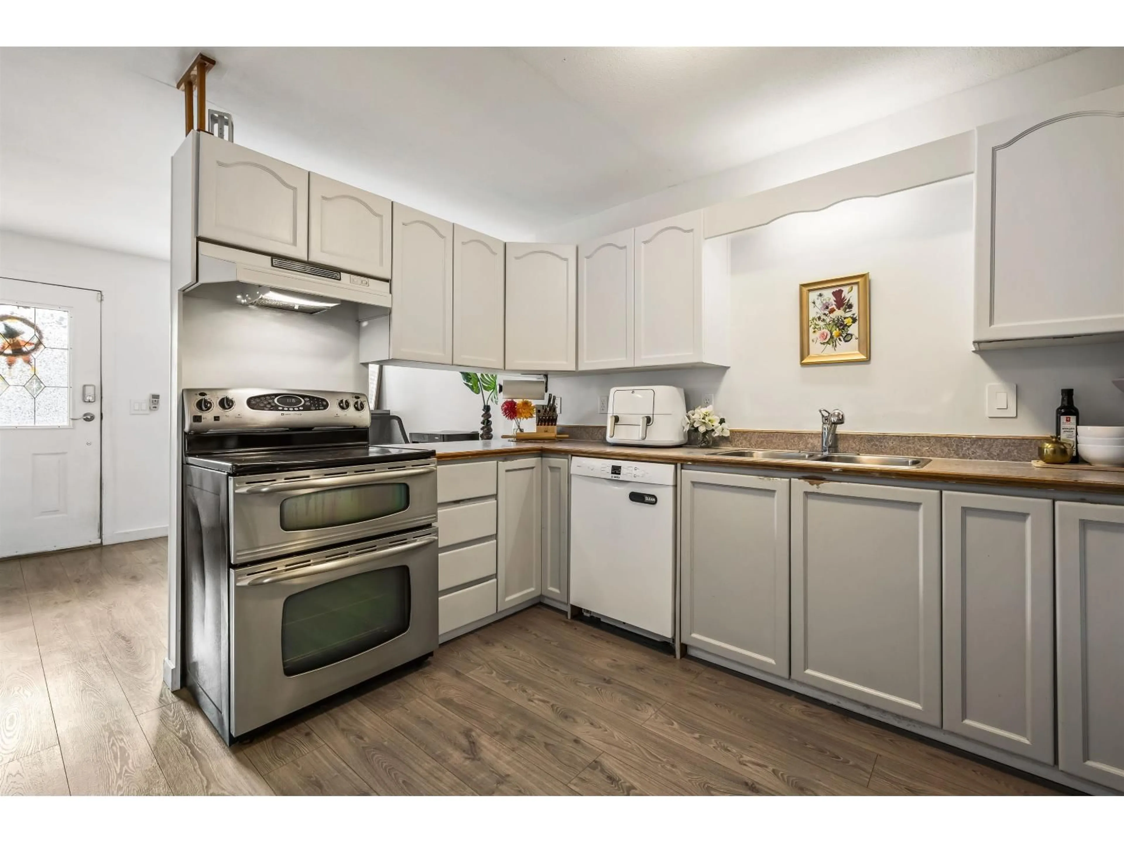 Standard kitchen, wood/laminate floor for 5 - 46735 YALE ROAD, Chilliwack British Columbia V2P2S3