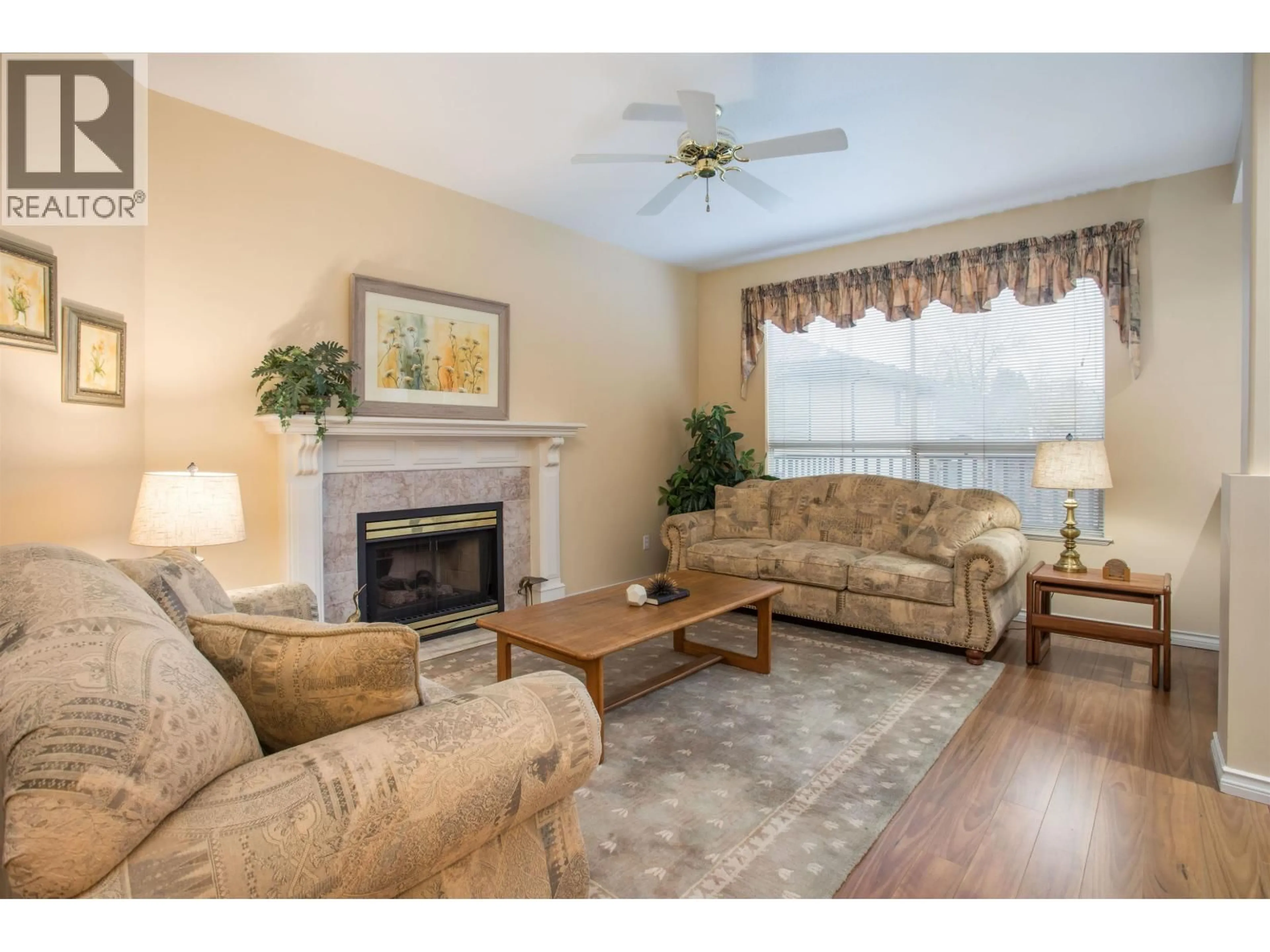 Living room with furniture, wood/laminate floor for 21 - 22488 116 AVENUE, Maple Ridge British Columbia V2X0X6