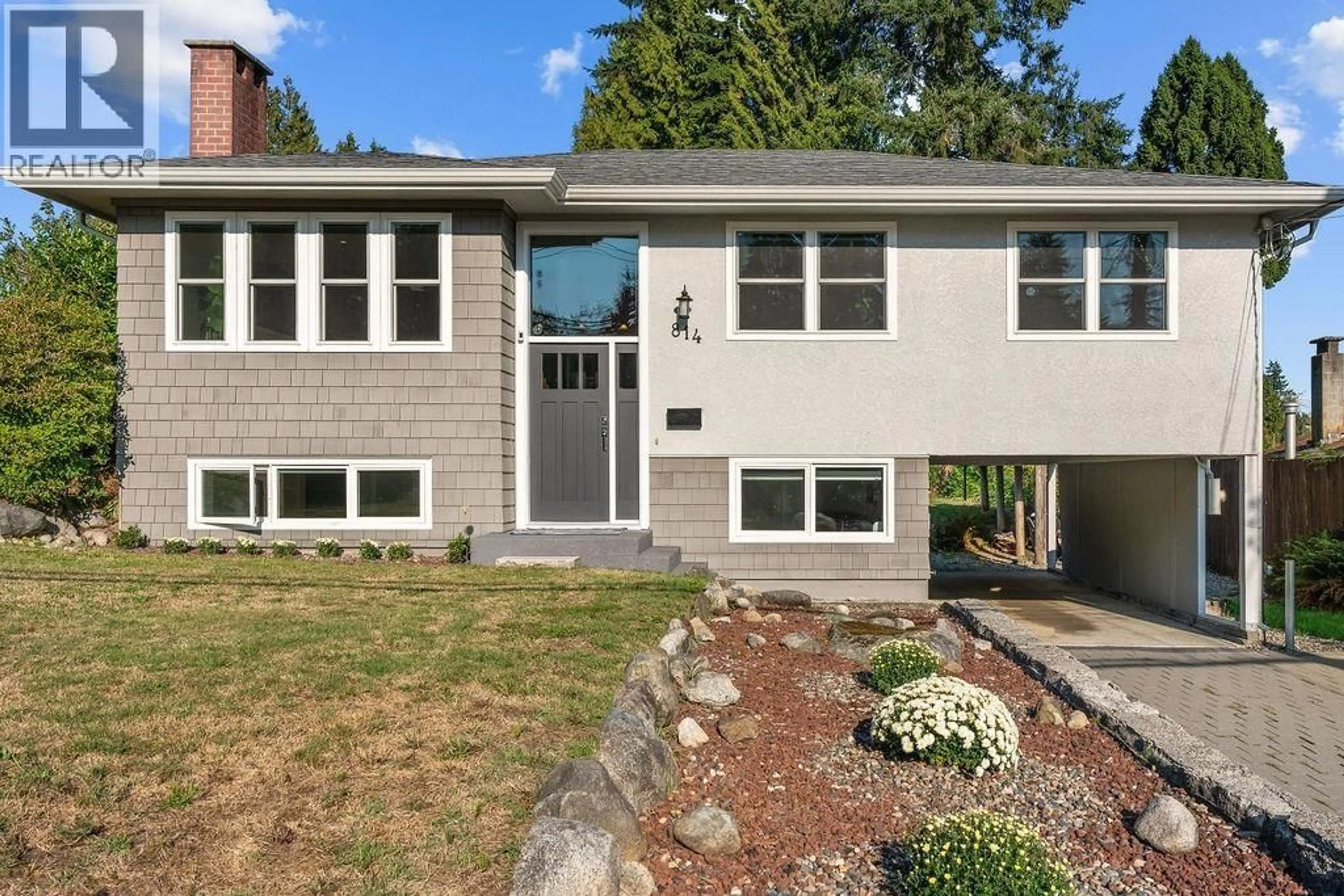 Home with vinyl exterior material, street for 814 PLYMOUTH DRIVE, North Vancouver British Columbia V7H2H7