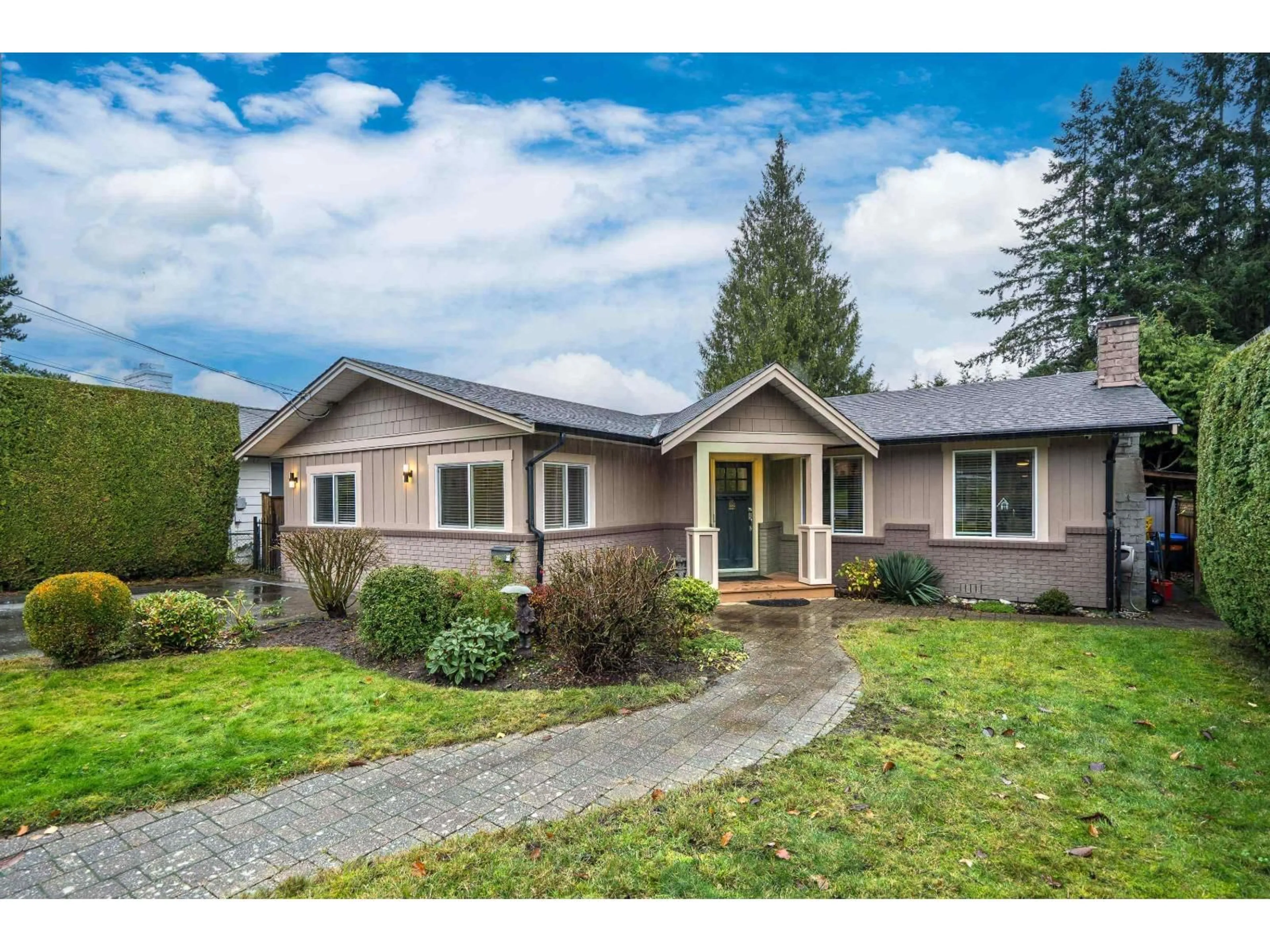 Home with vinyl exterior material, unknown for 15825 PROSPECT CRESCENT, White Rock British Columbia V4B2C3