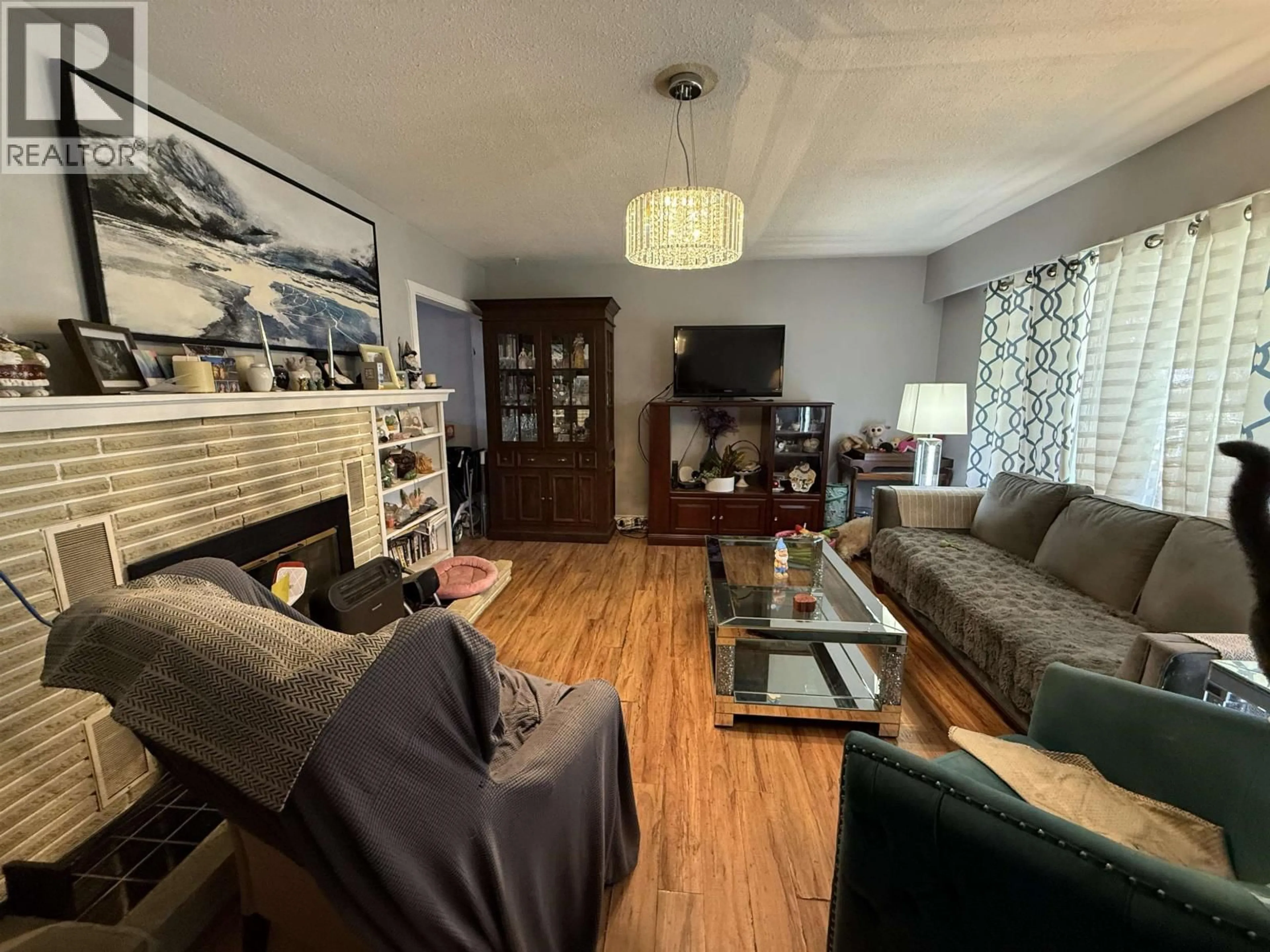 Living room with furniture, wood/laminate floor for 12129 222 STREET, Maple Ridge British Columbia V2X5W4