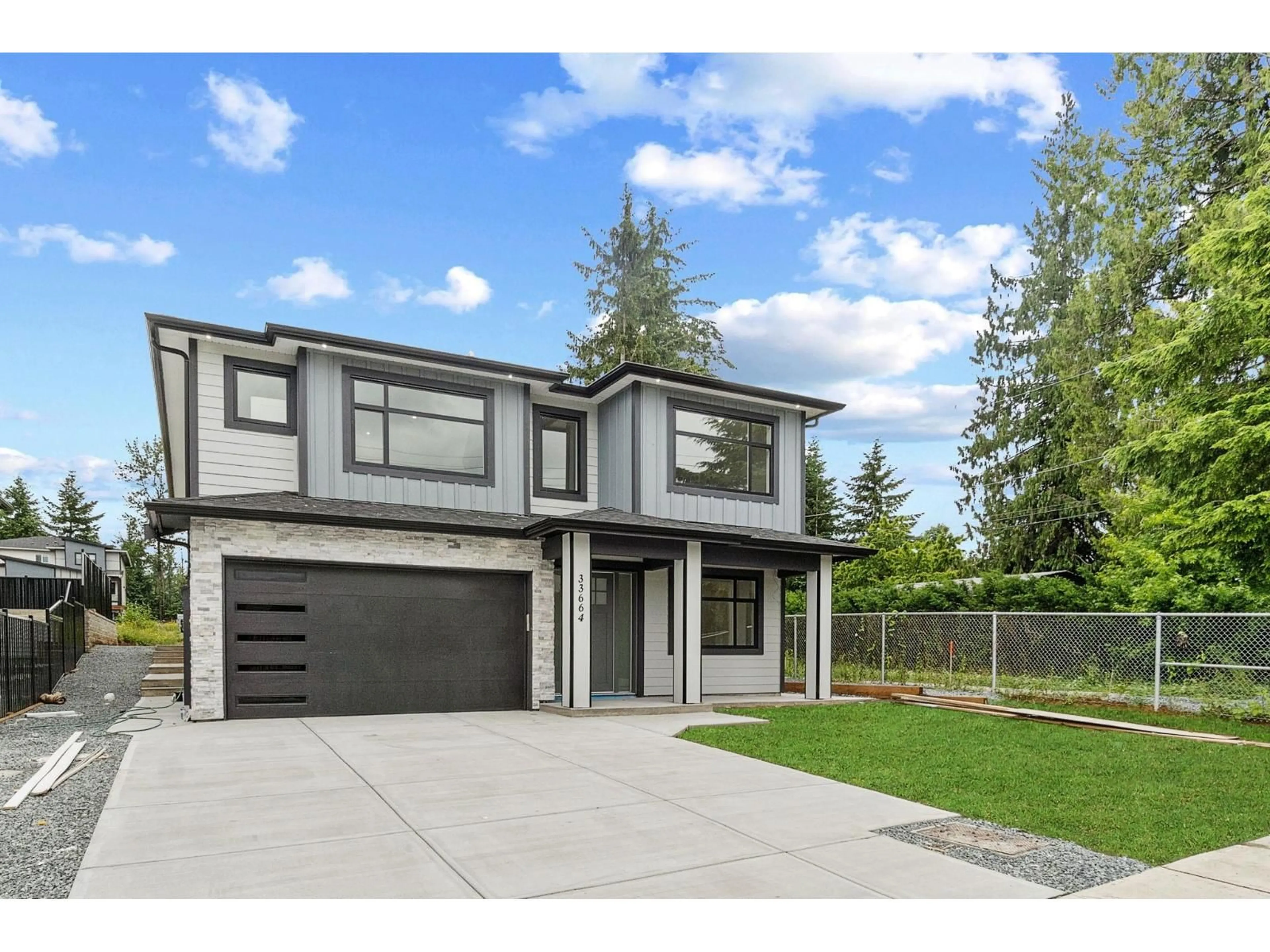 Home with vinyl exterior material, street for 33664 DEWDNEY TRUNK ROAD, Mission British Columbia V2V6Y4