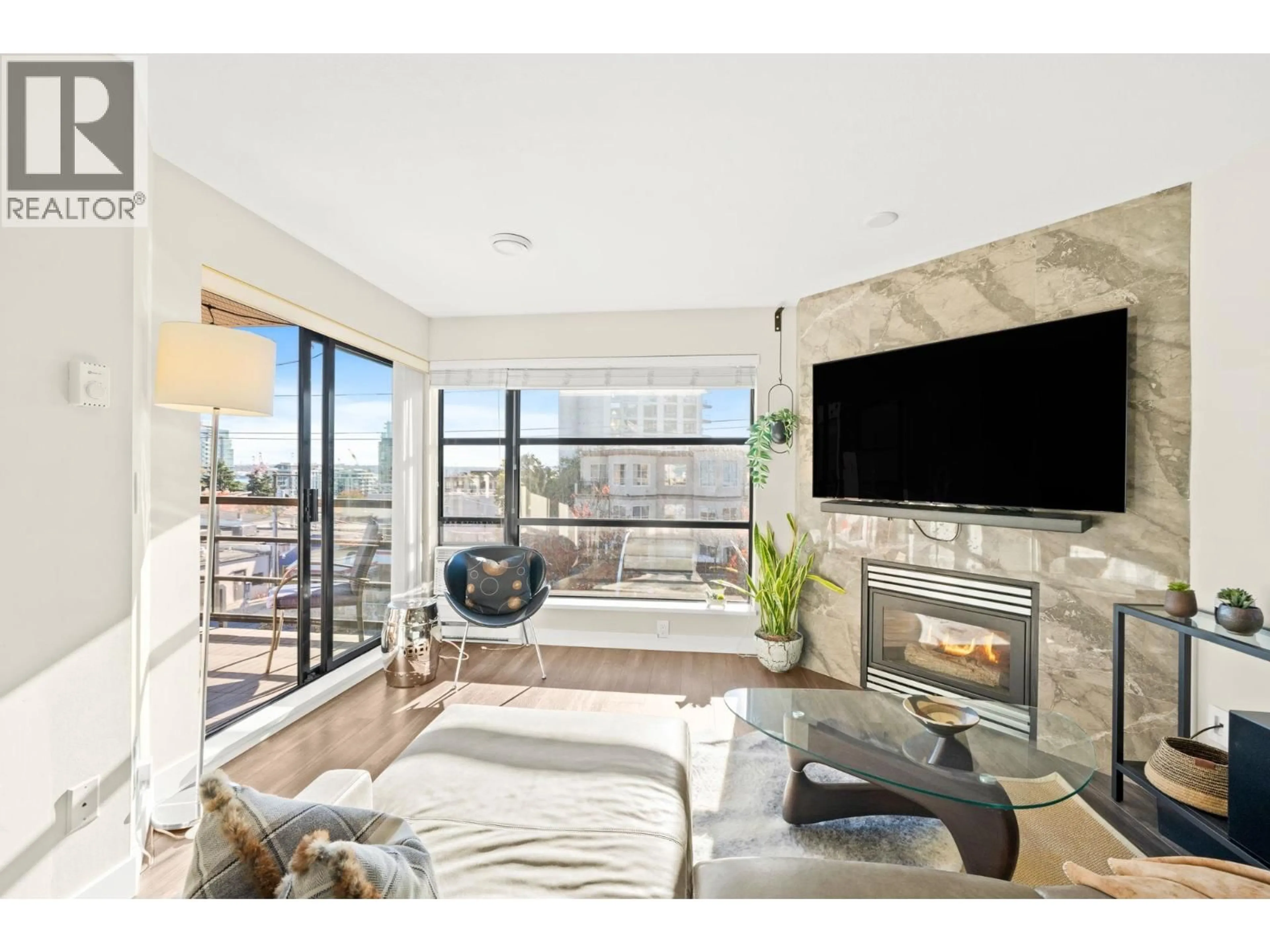 Living room with furniture, unknown for 410 - 124 3RD STREET, North Vancouver British Columbia V7M1E8