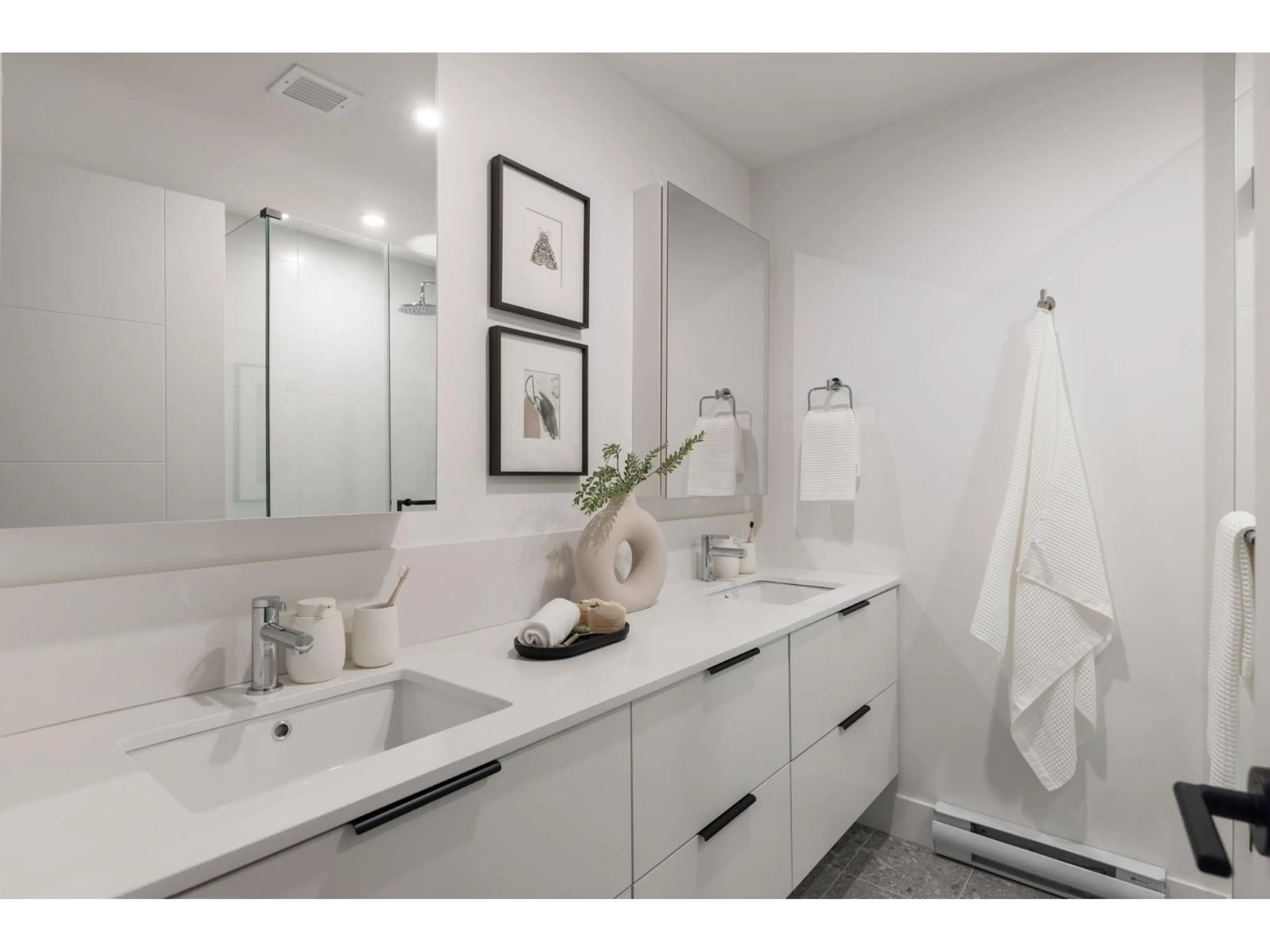 Contemporary bathroom, ceramic/tile floor for 101 - 30494 CARDINAL AVENUE, Abbotsford British Columbia V2T0A5