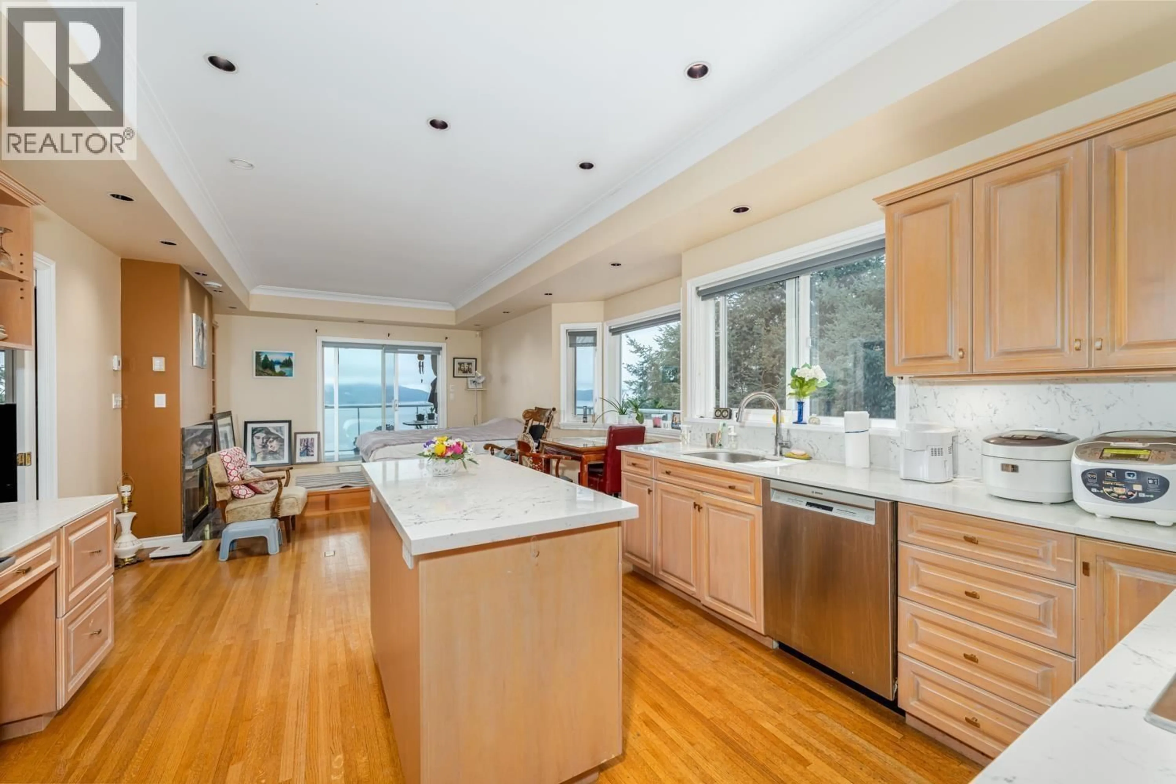 Open concept kitchen, unknown for 350 KELVIN GROVE WAY, Lions Bay British Columbia V0N2E0